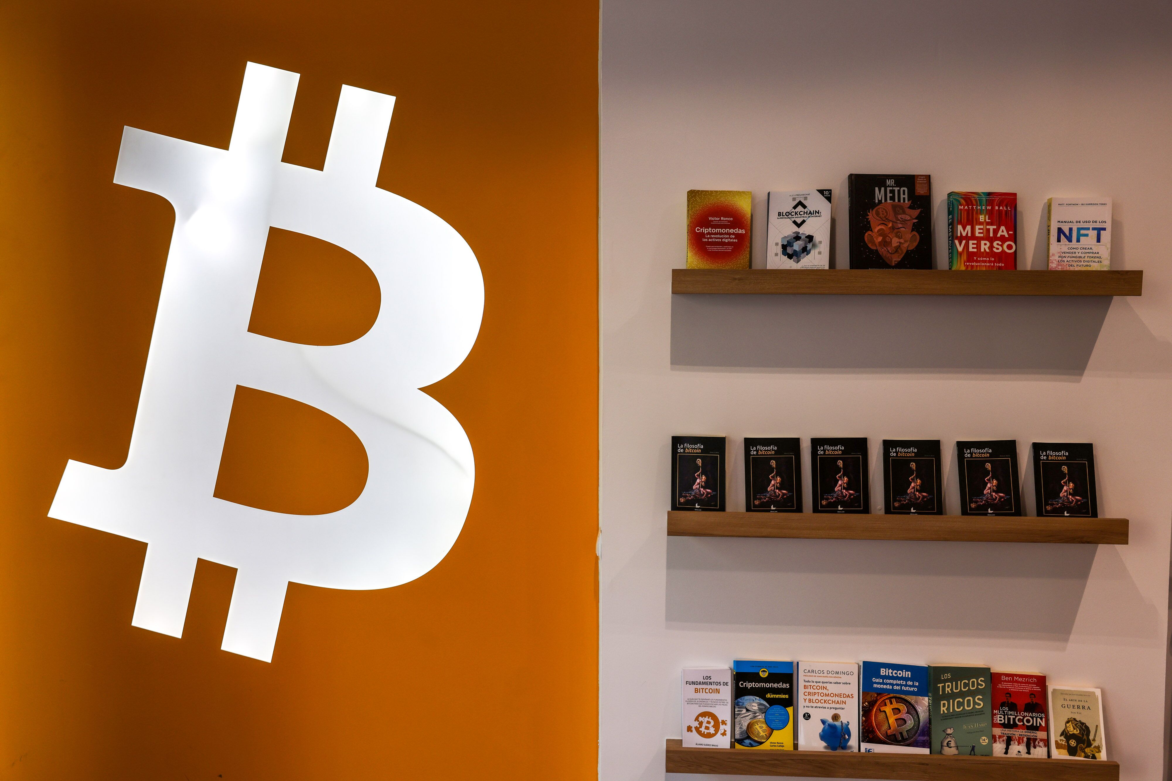 Bitcoin: cripto vê primeira forte queda em quatro meses após rali de 150%  no ano