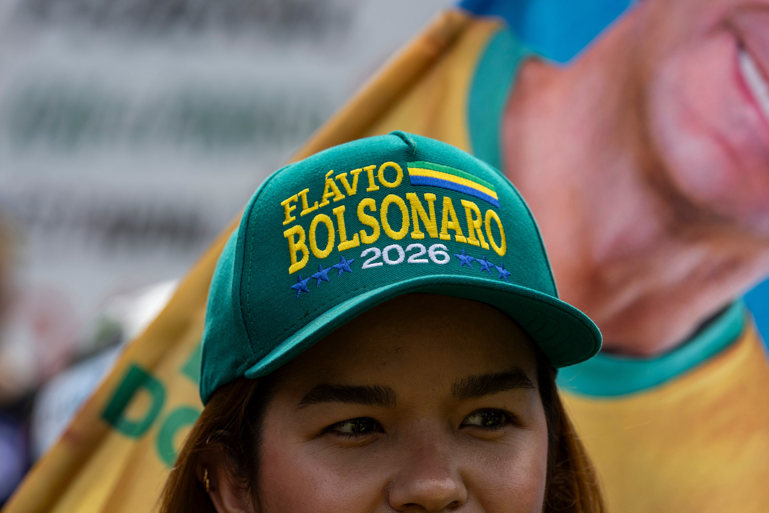 Flávio Bolsonaro sai fortalecido por onda de direita para enfrentar Lula no 2º turno