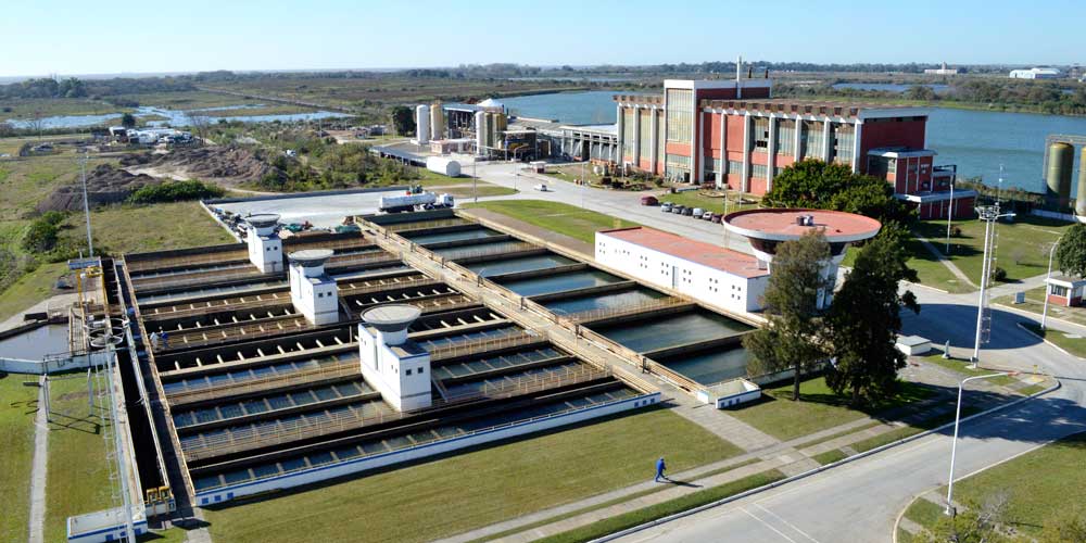 AySA: el Gobierno de Milei se desprende de la empresa estatal de agua por US$340 millones