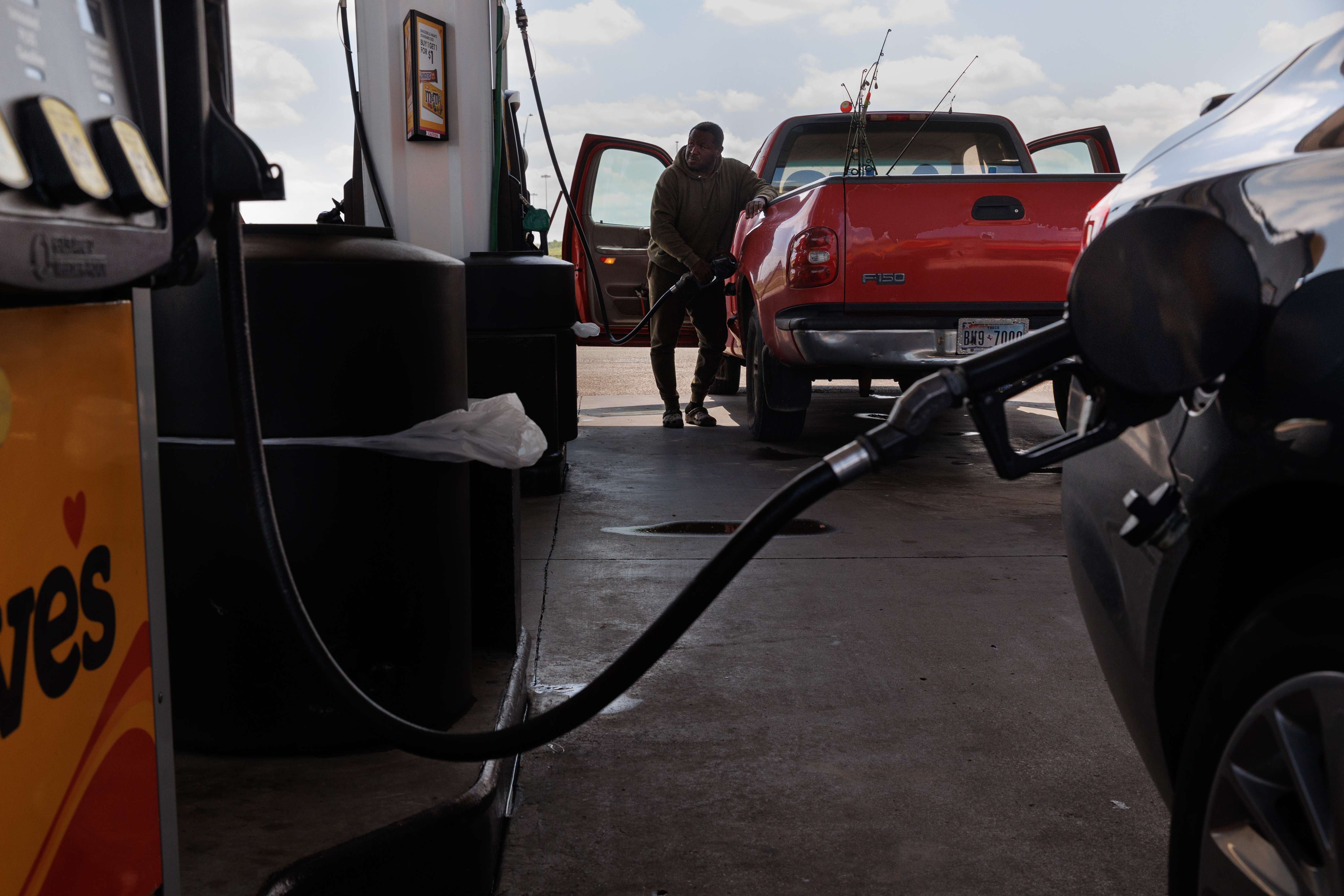 ¿Por qué la gasolina no baja tan rápido tras el desplome del petróleo por la tregua en Irán?