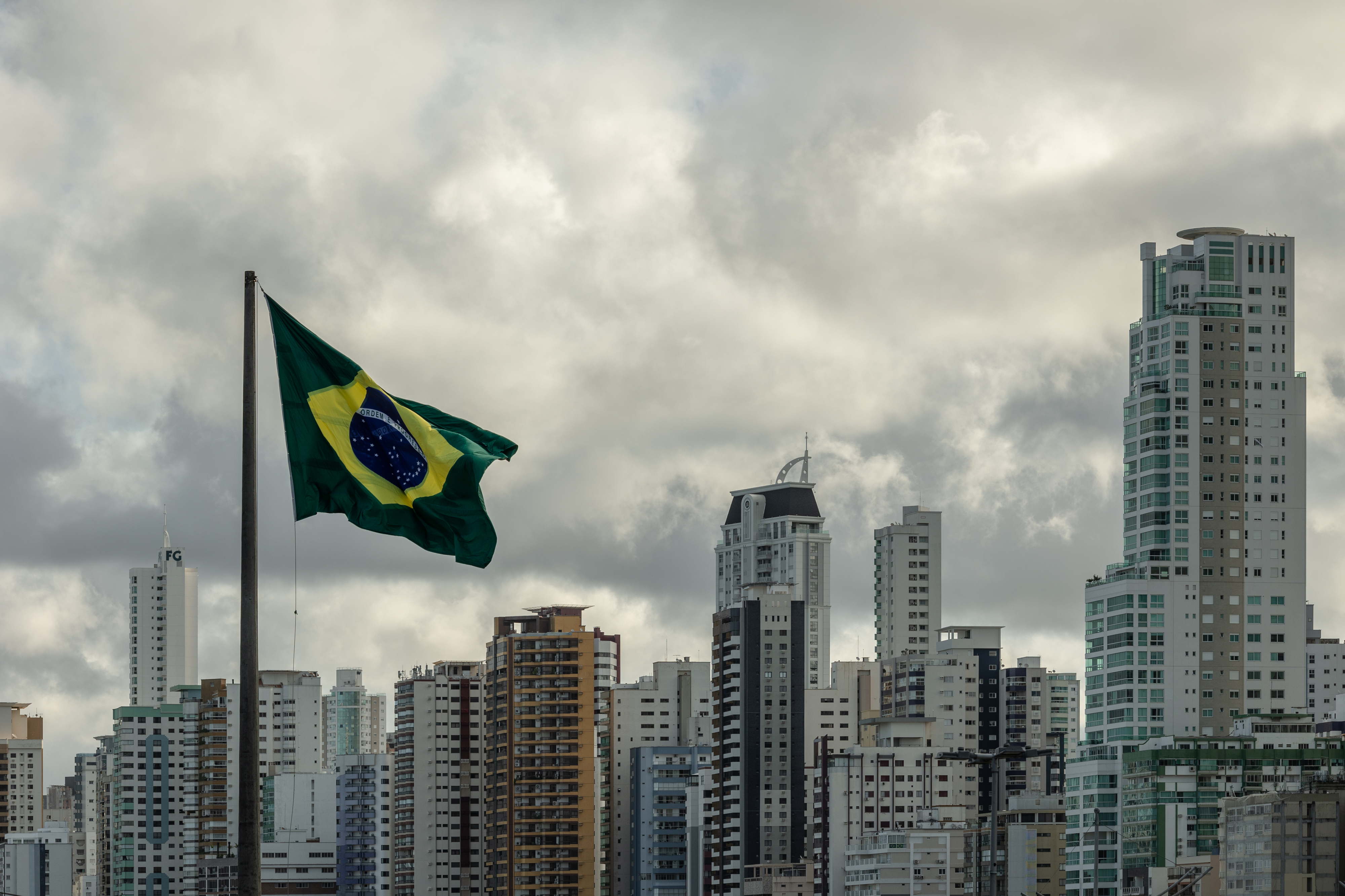 Oxford Economics identifica ‘buracos fiscais’ e alerta para riscos de dívida no Brasil Oxford Economics identifica ‘buracos fiscais’ e alerta para riscos de dívida no Brasil