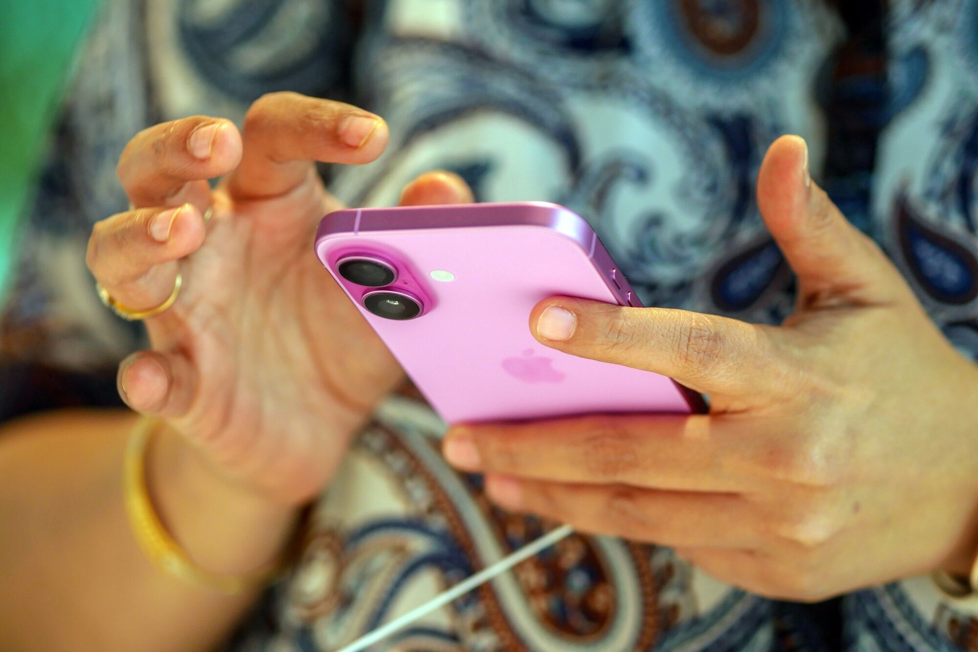 Estudio muestra que la IA adopta un tono de ‘amiga tóxica’ con mujeres jóvenes