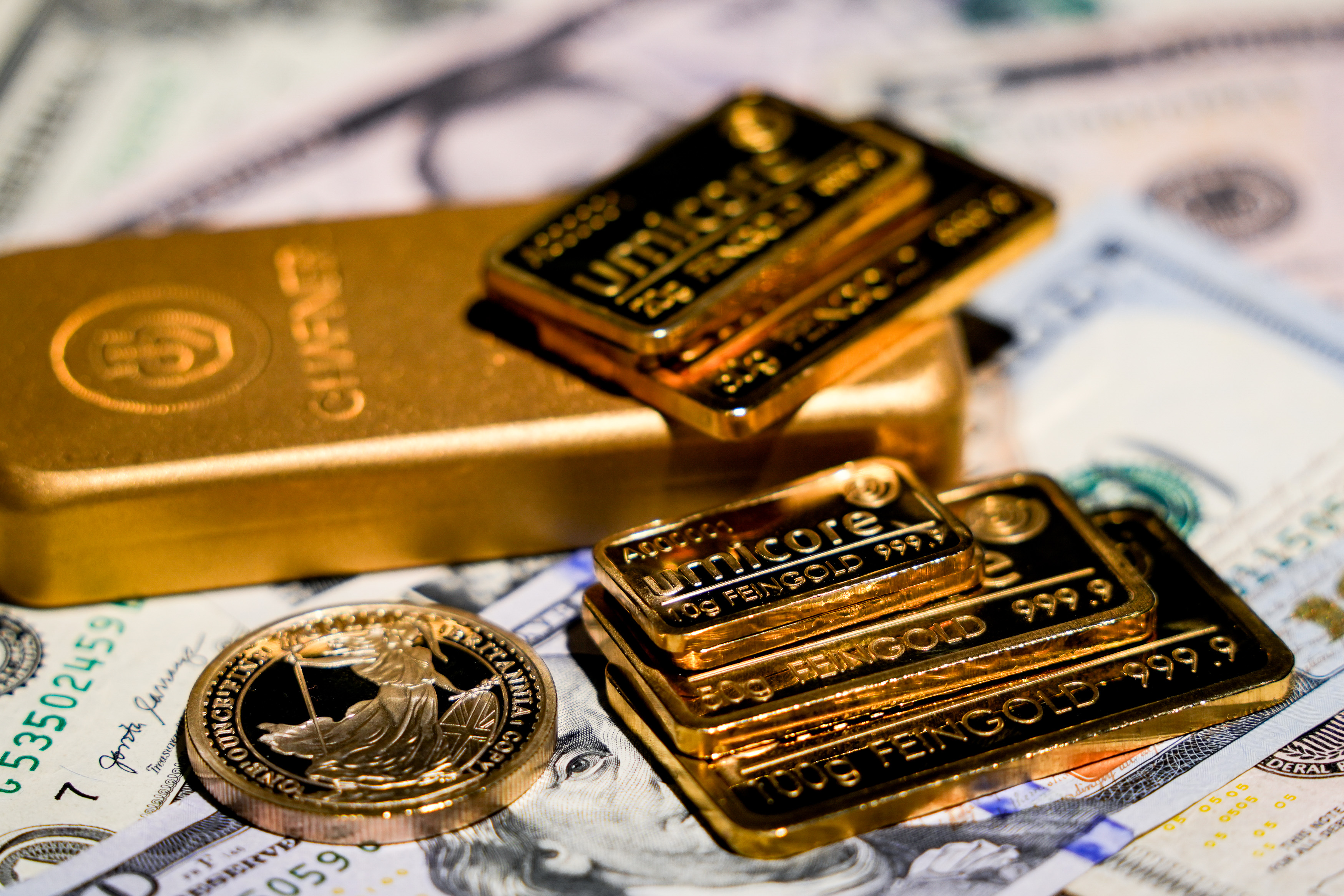 Precio del oro se desploma 13% con la guerra de Irán, pero bancos centrales sostienen demanda