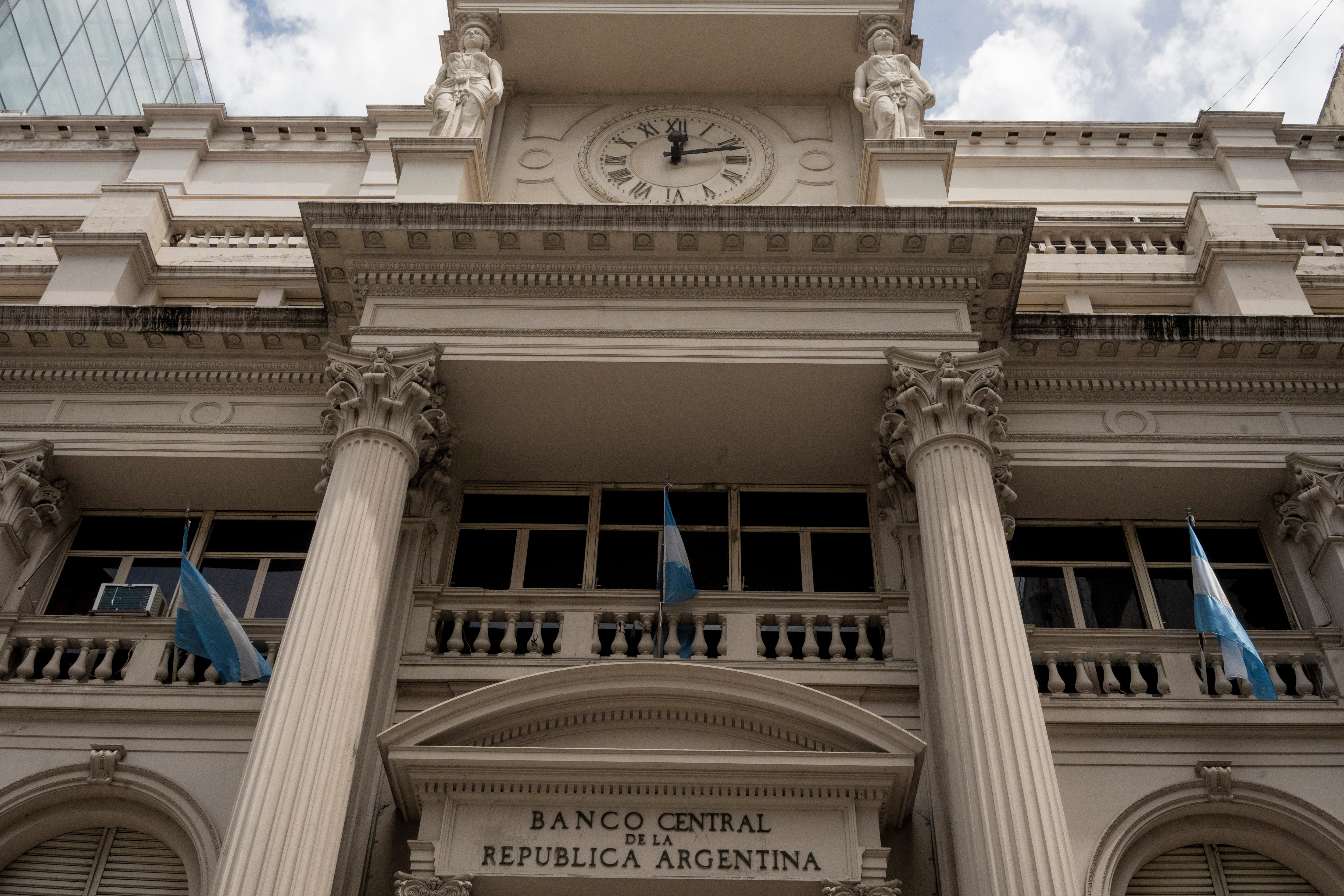 El Banco Central recortó con fuerza su posición en dólar futuro 