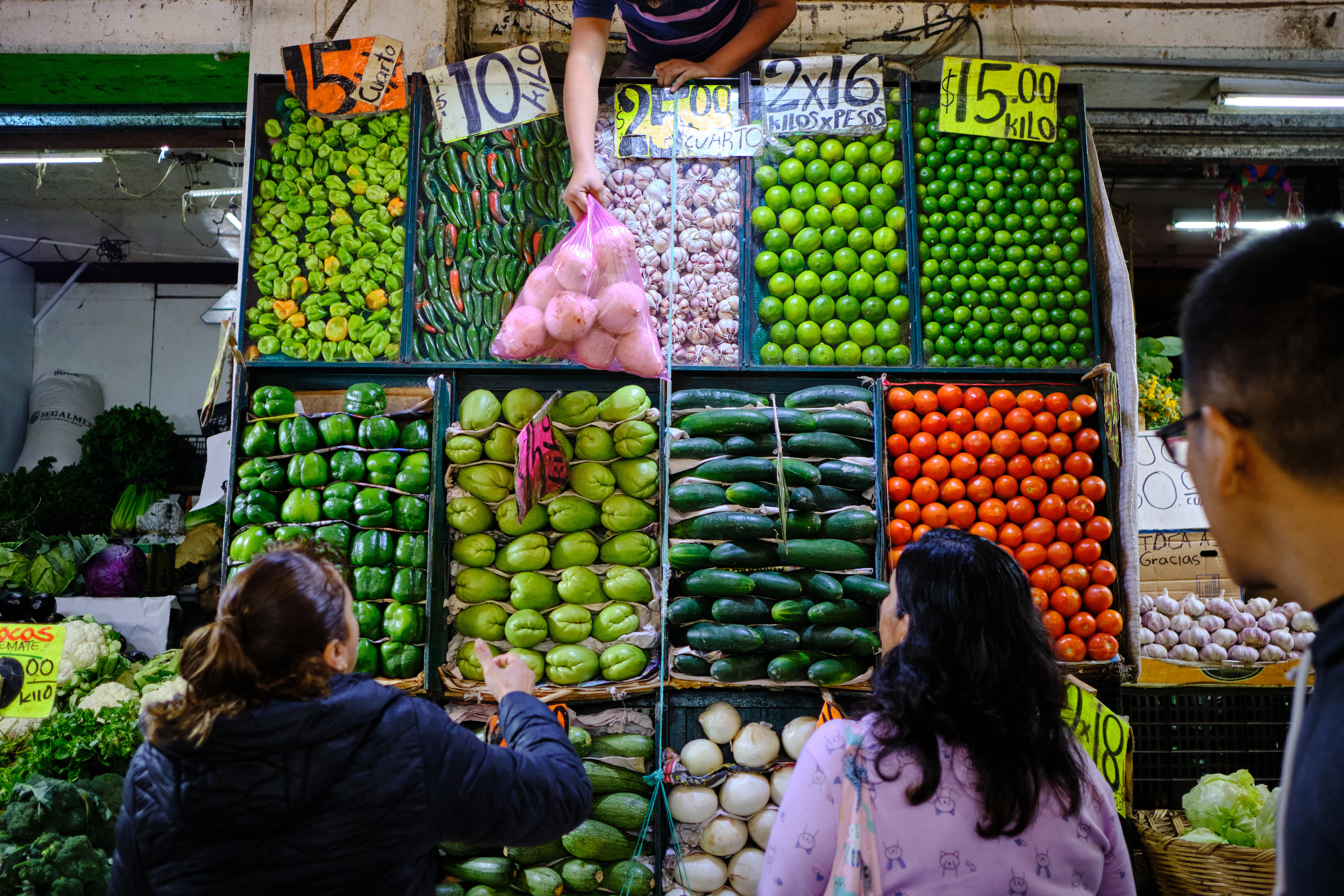 Canasta alimentaria en México costó más en abril y Gobierno sugiere cocinar sin jitomate