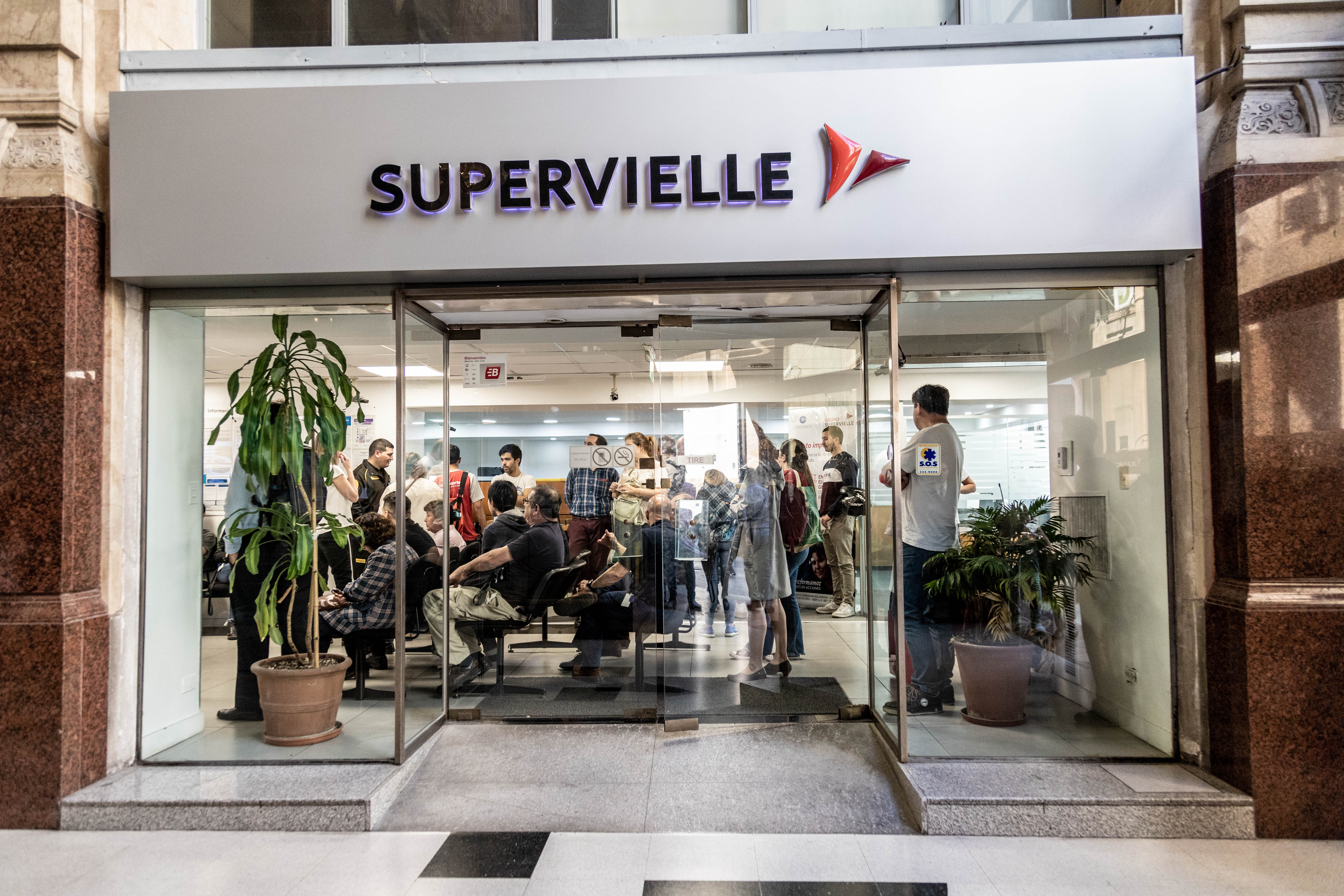 Supervielle no cierra sucursales pero reduce cantidad de empleados: bajó 10% en un año