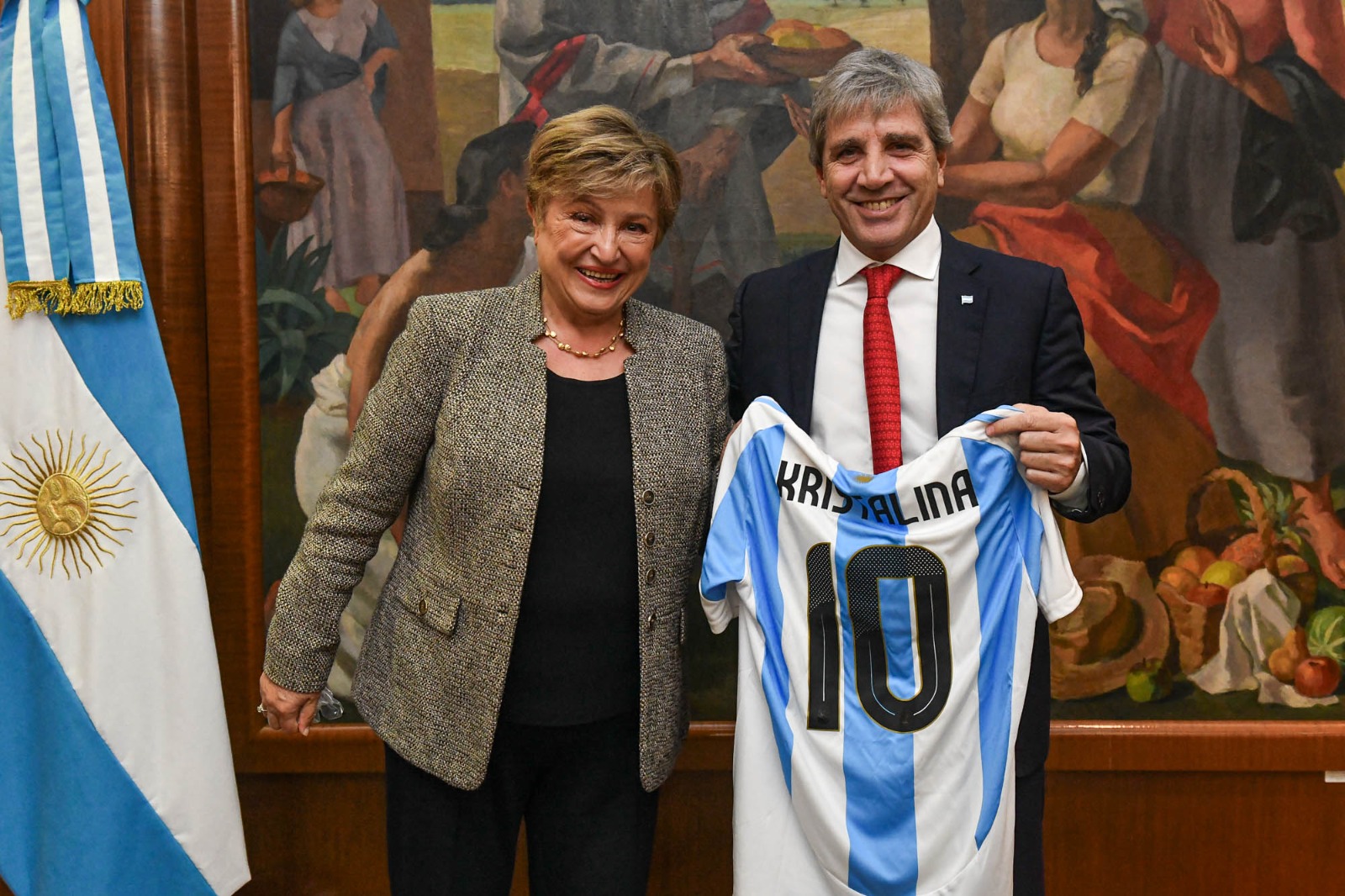Con elogios a Messi, Georgieva destaca avances en Argentina y pide convertir la estabilidad en prosperidad duradera Con elogios a Messi, Georgieva destaca avances en Argentina y pide convertir la estabilidad en prosperidad duradera