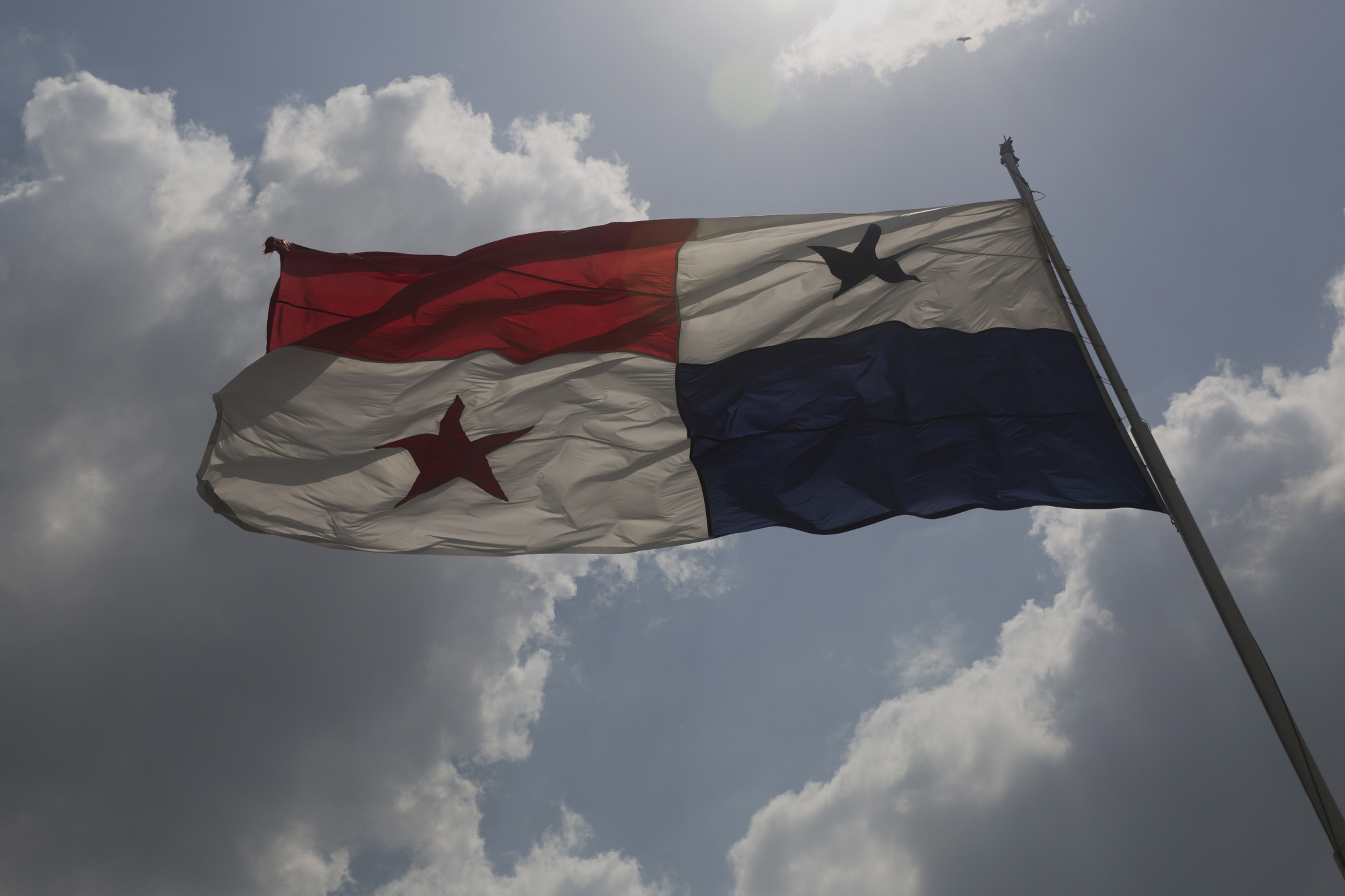 UE mantiene a Panamá en la lista negra de paraísos fiscales, pero elimina a Trinidad y Tobago