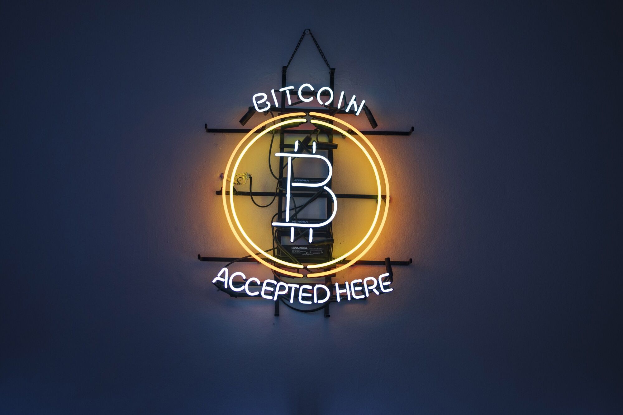 Bitcoin destoa dos mercados de ações e fica de fora de retomada em agosto