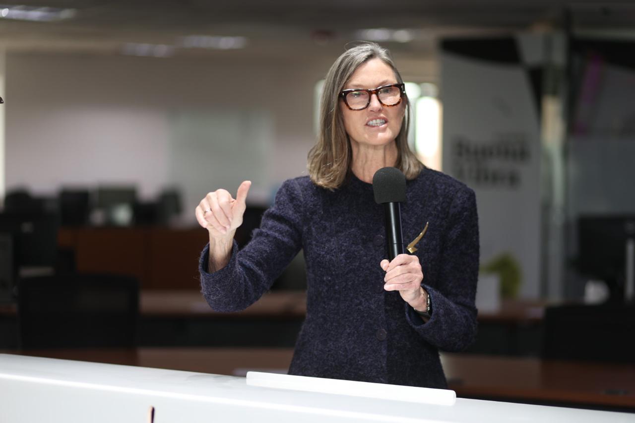 Cathie Wood vê América Latina resiliente a crises e atraente em cenário volátil