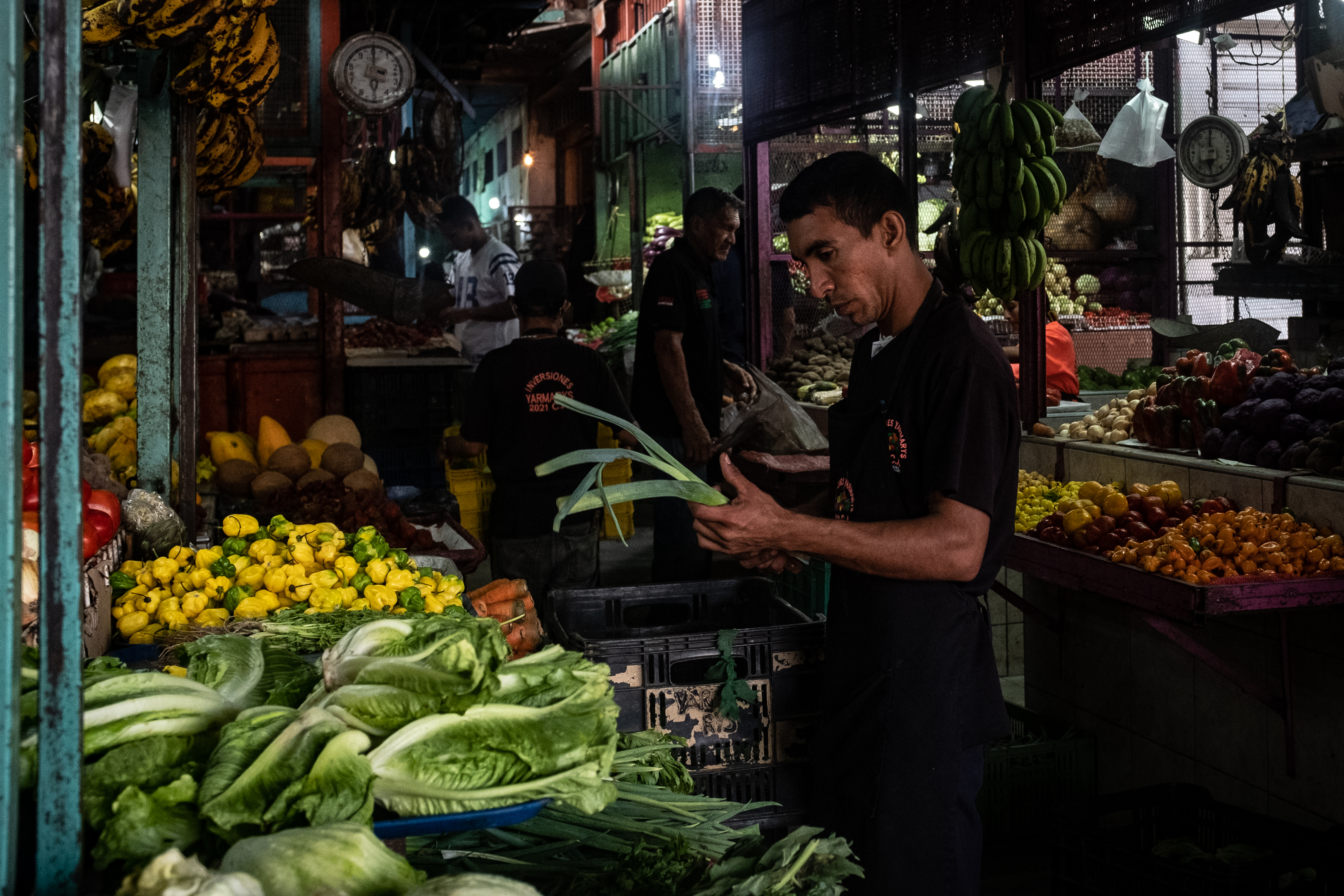 Venezuela sube el salario mínimo a US$240 en medio de inflación y protestas laborales