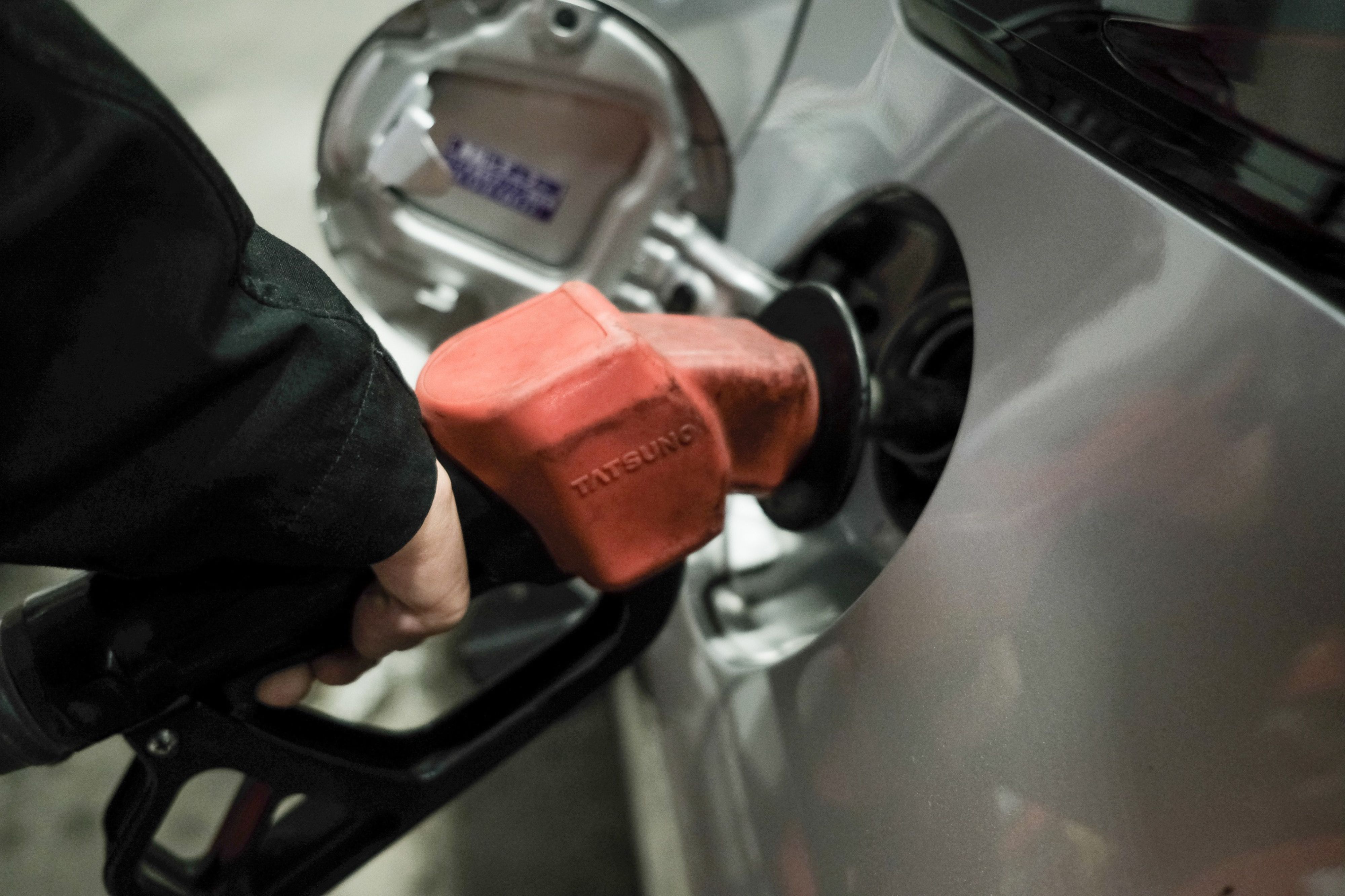 Ranking de esfuerzo: ¿Qué porcentaje del sueldo cuesta llenar el tanque de nafta en Argentina y la región?