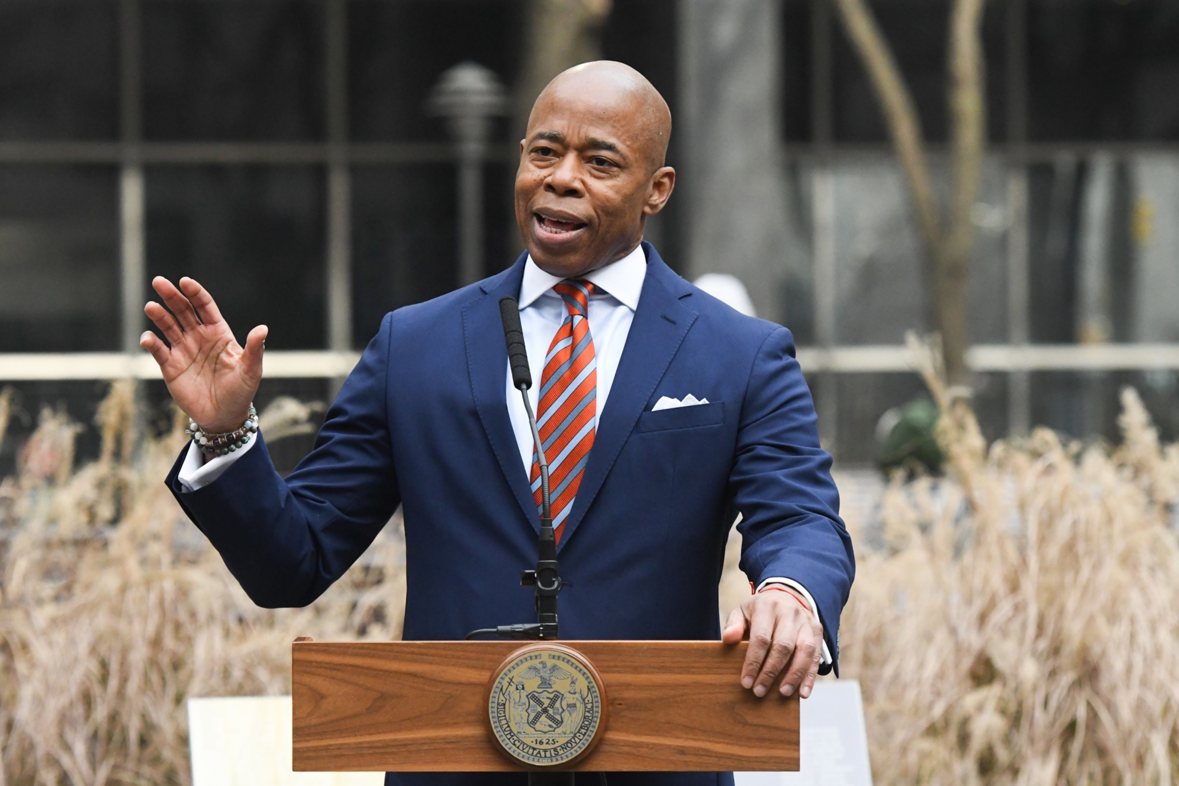 Alcalde de NY convertirá su primer salario a bitcoin y ether mediante  Coinbase