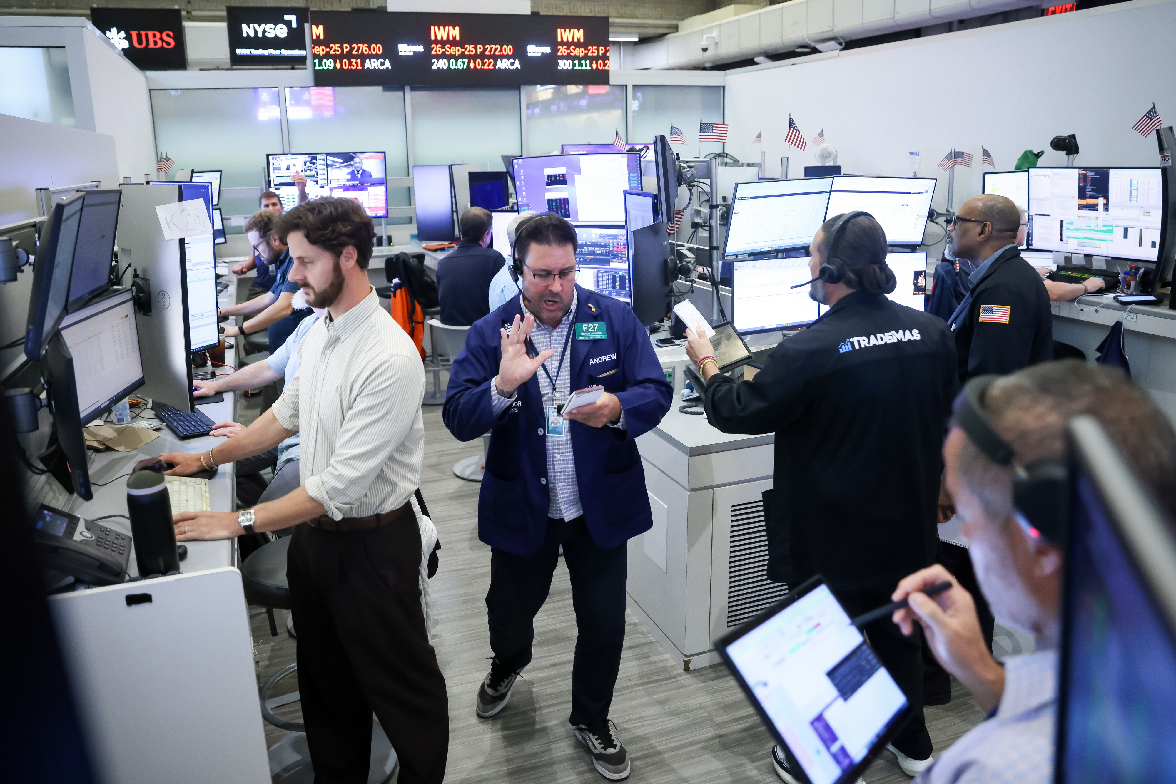 Wall Street cierra una semana volátil con la atención puesta en bonos, petróleo y tasas