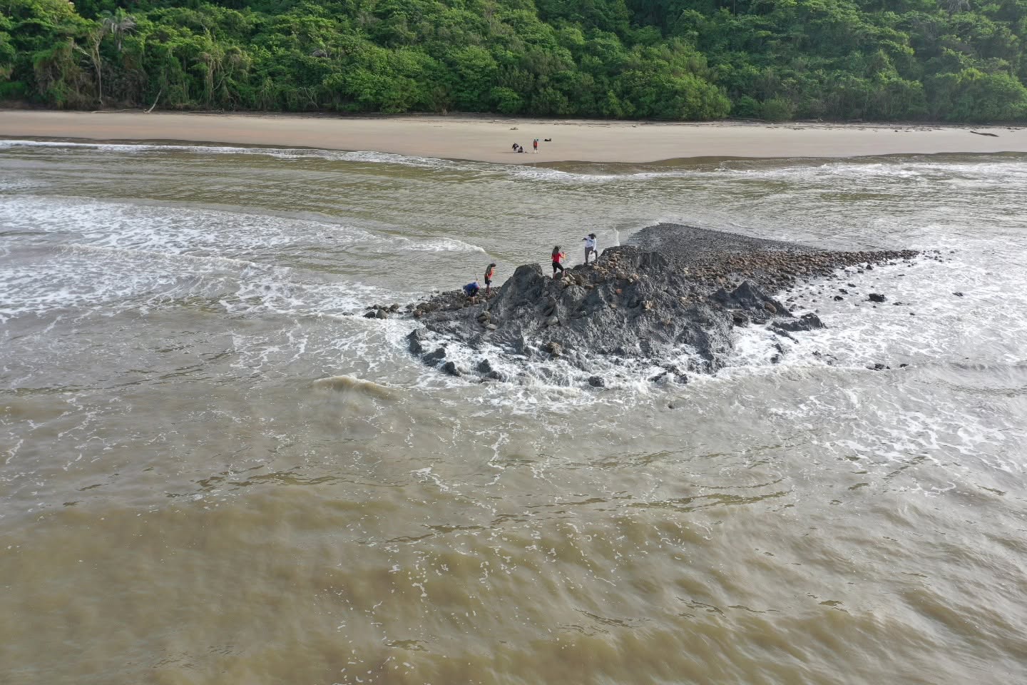 En fotos: Trinidad está viendo nacer un volcán de lodo en sus playas tras terremotos en Venezuela