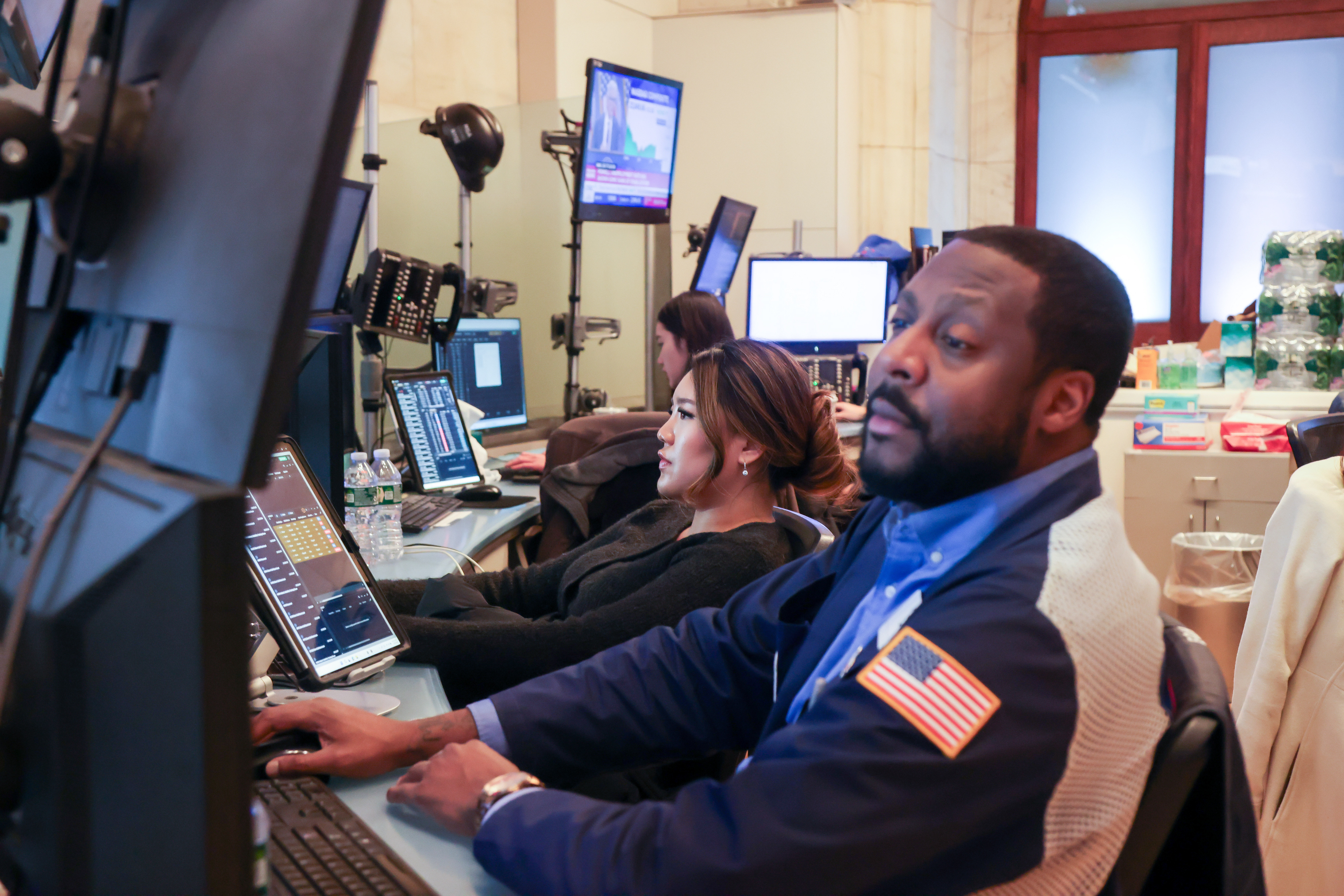 S&P 500 cae por presión de las tecnológicas, mientras el petróleo sube por tensión en Irán