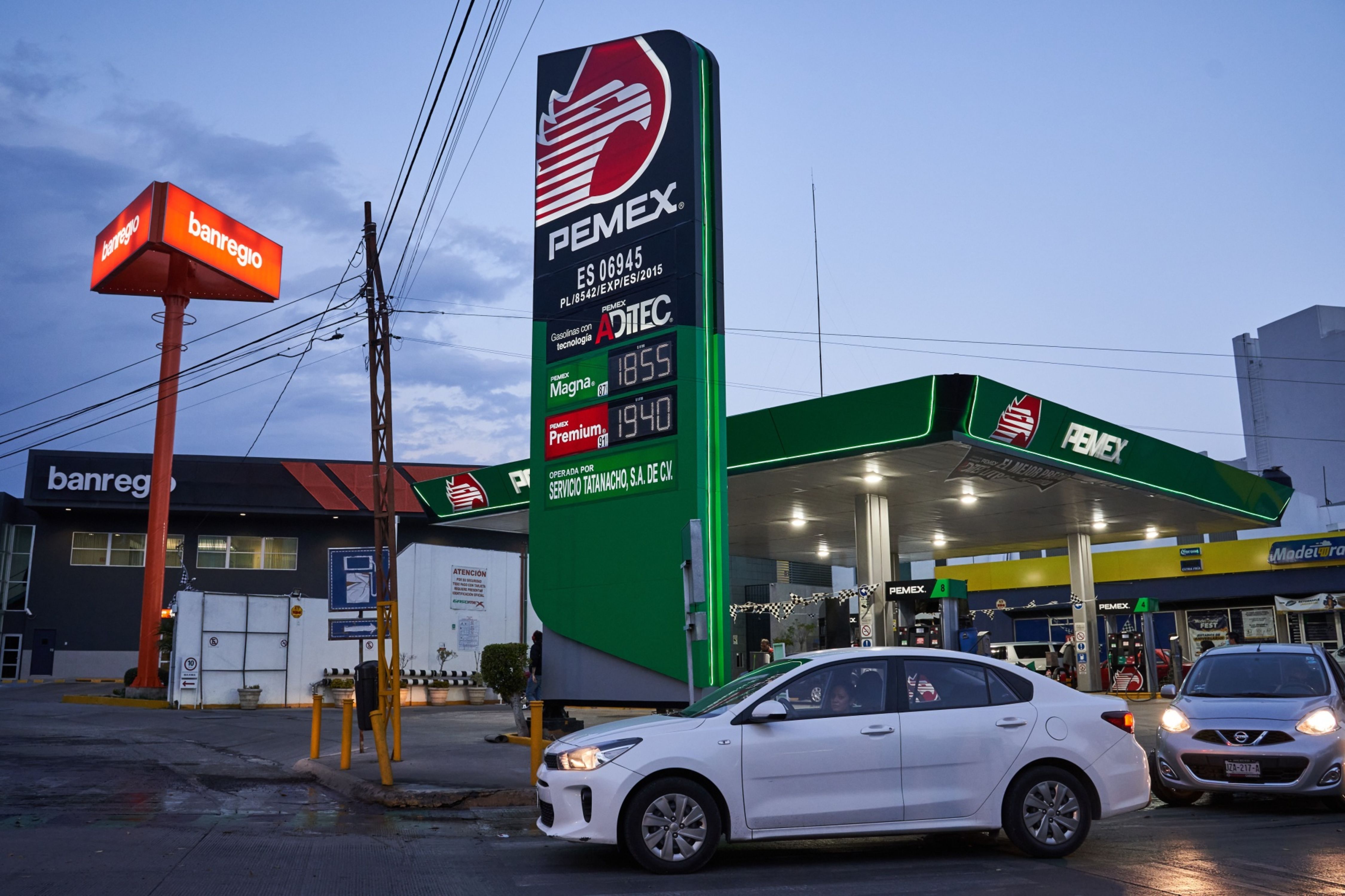 La marca Pemex se hunde entre las gasolineras de México