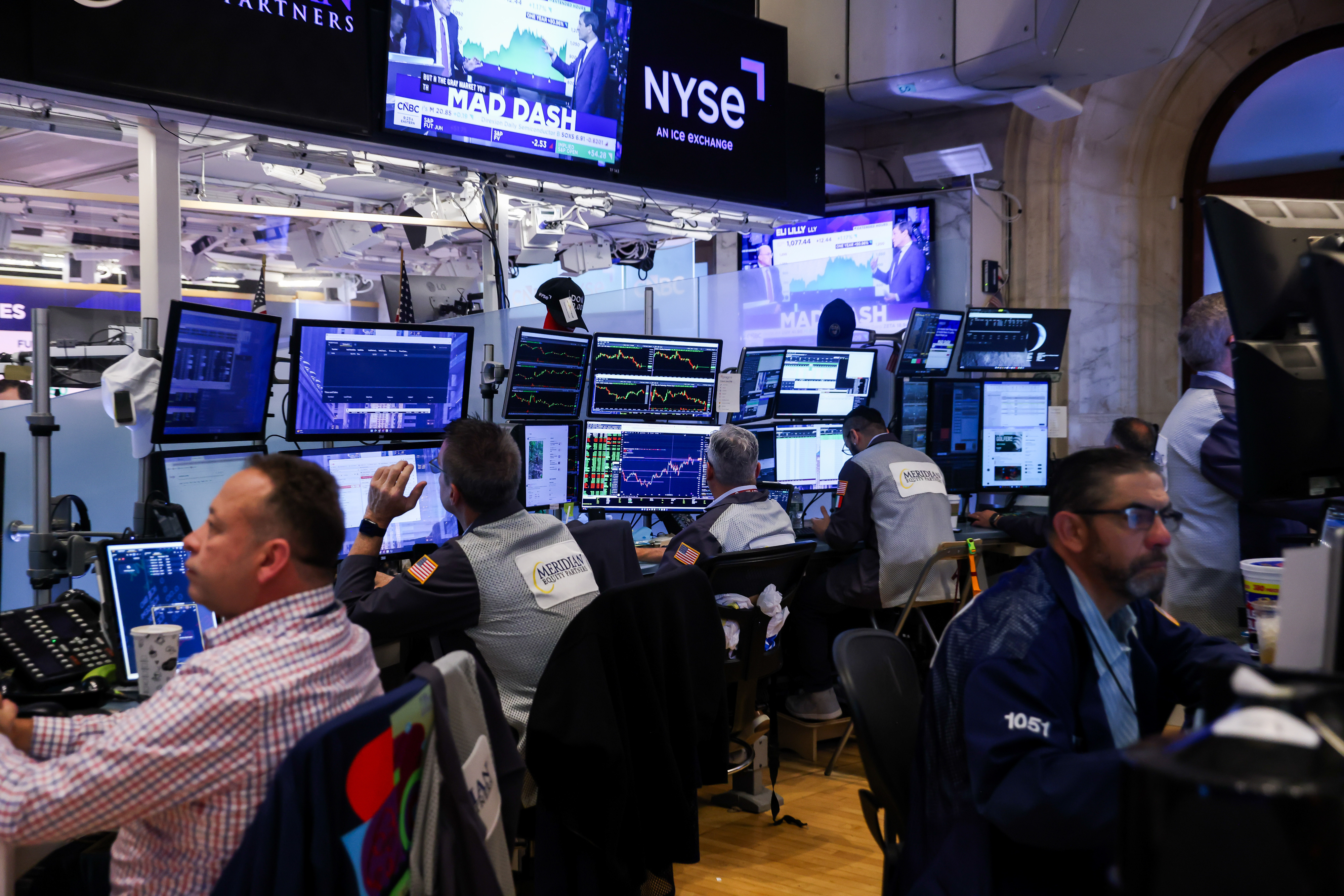 Wall Street cierra mixto entre la caída de Apple, el alza de Micron y el repunte del petróleo