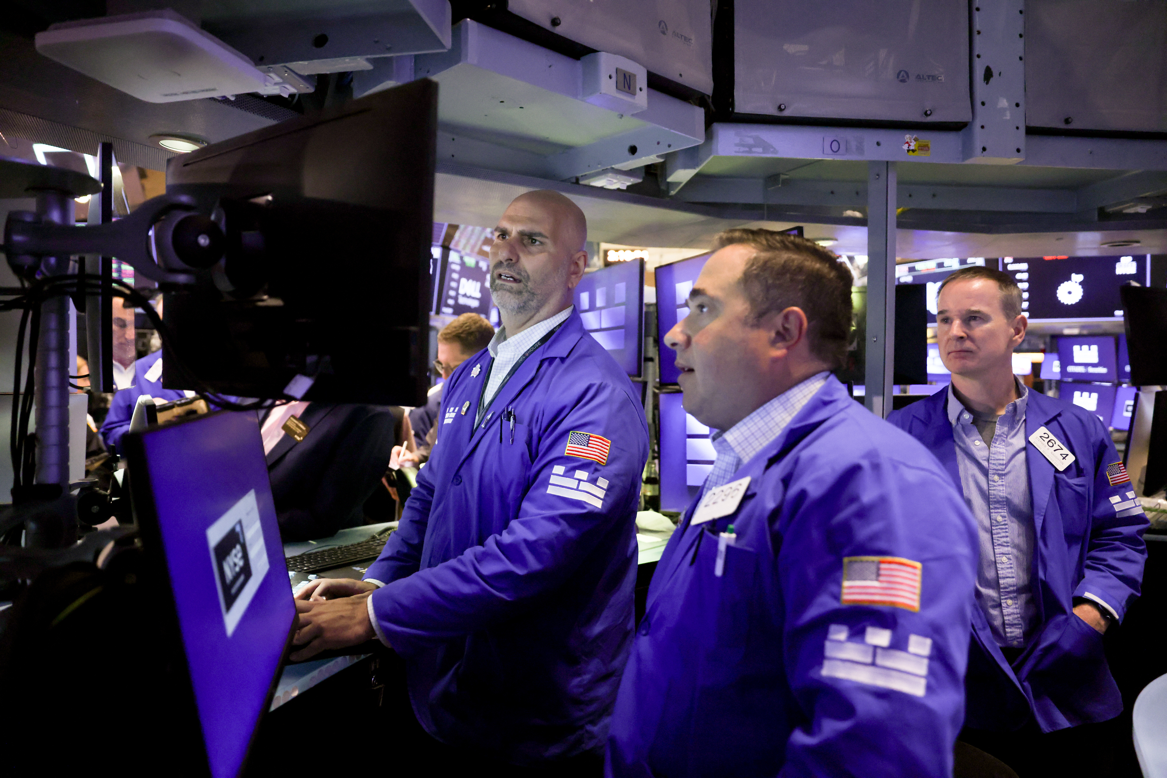 Wall Street rebota tras la caída del petróleo y los rendimientos mientras asimila alza de la Fed