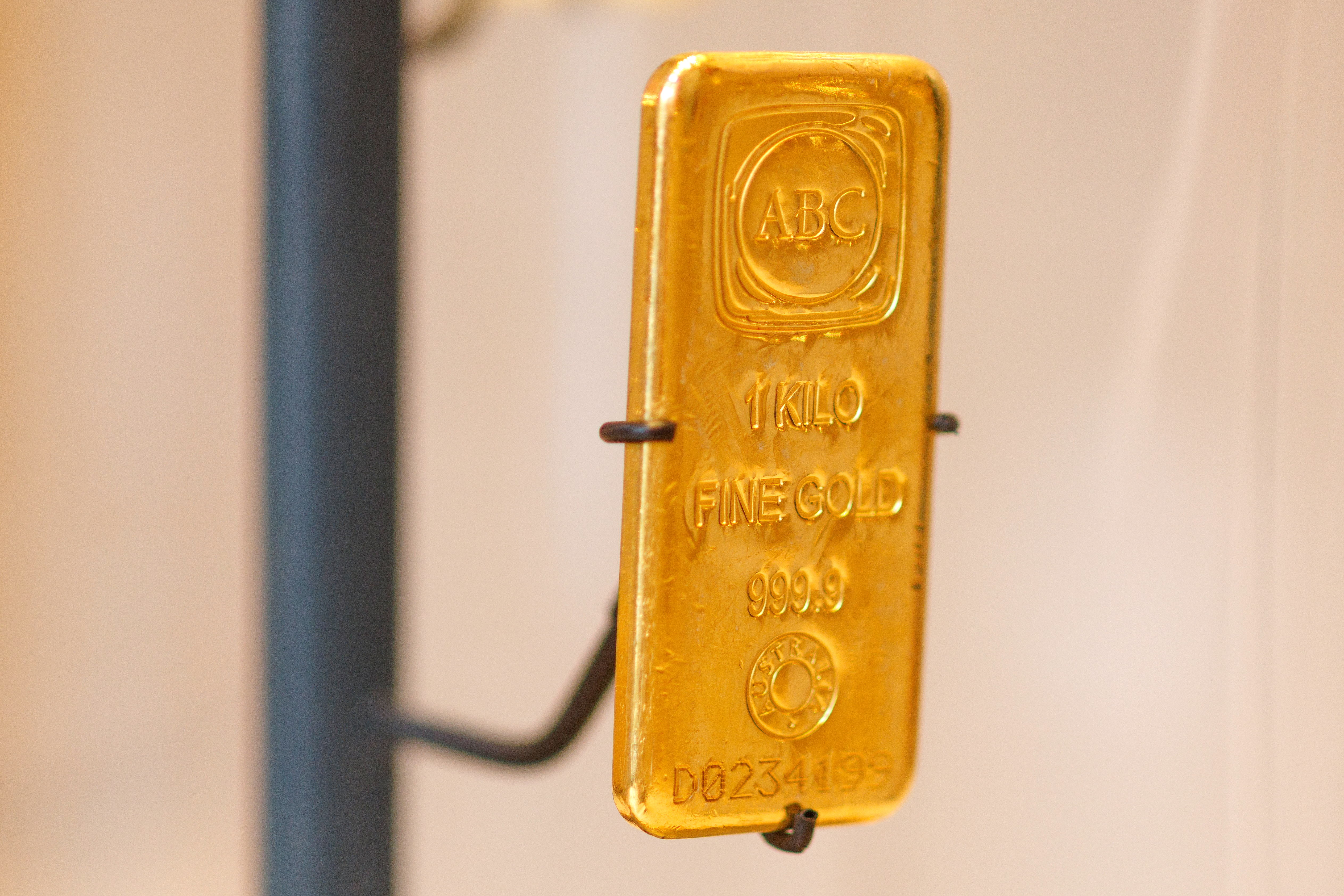 Investir em ouro? UBS vê oportunidade em mineradoras com menor volatilidade do metal