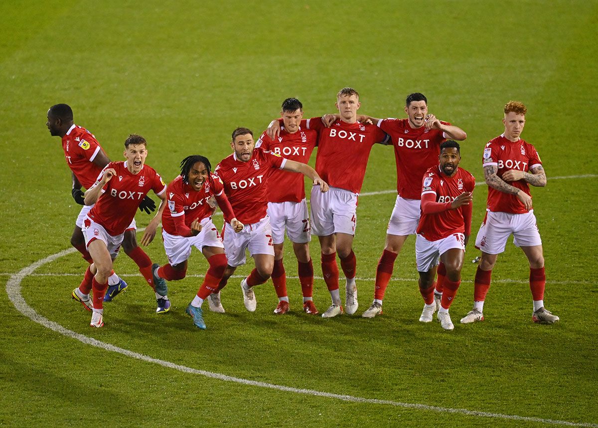 Benfica de novo com três centrais para tentar sobreviver na Champions