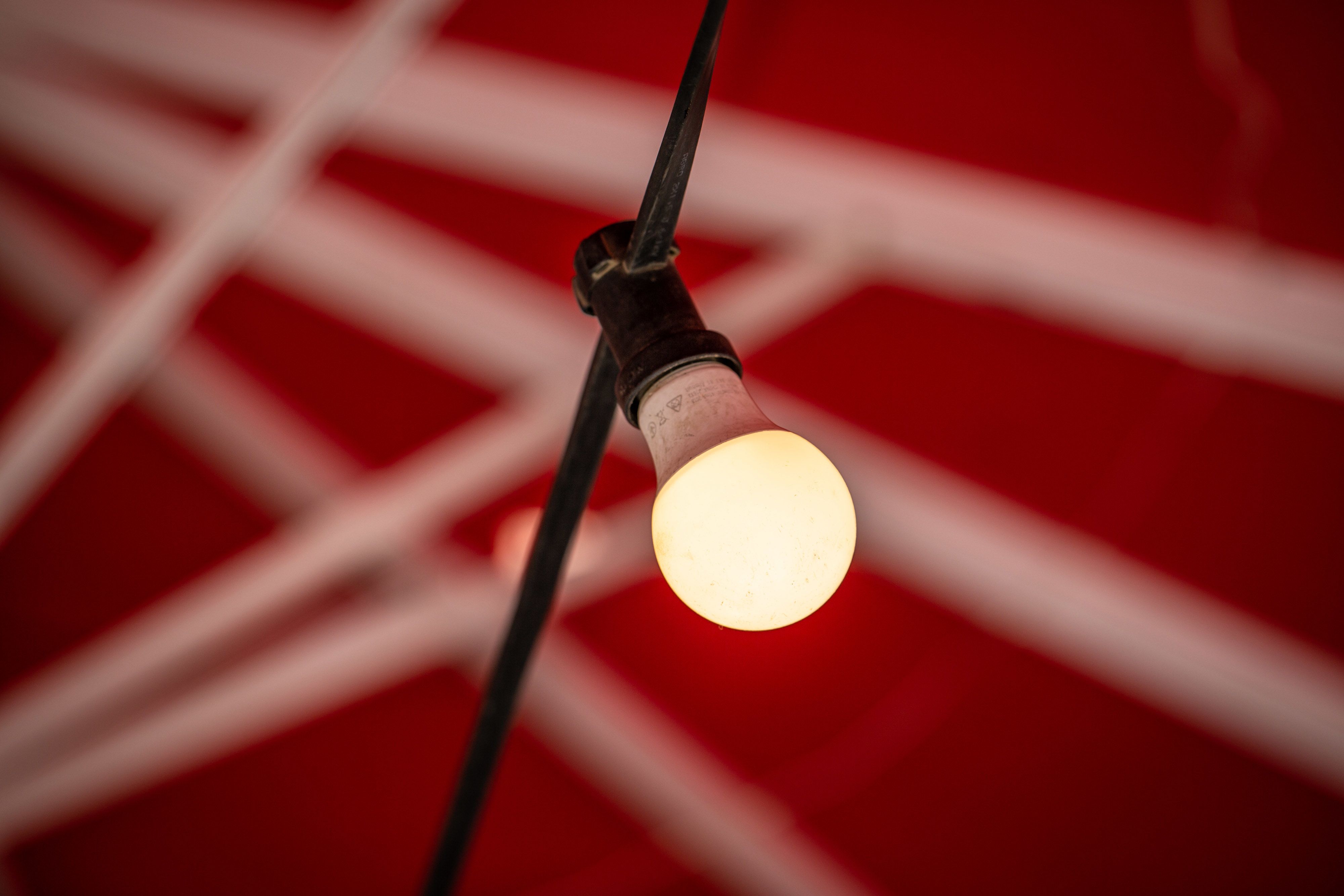Los países de América Latina con las tarifas de electricidad residencial más altas y qué las encarece