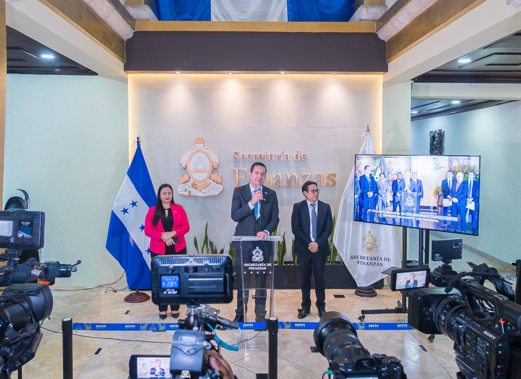 El directorio del FMI aprueba un desembolso de US$242 millones para Honduras El directorio del FMI aprueba un desembolso de US$242 millones para Honduras