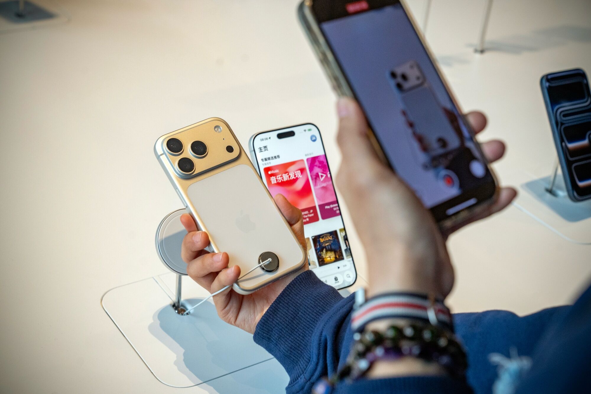 Apple e Samsung lideram vendas de smartphones em 2025, mas marcas chinesas avançam