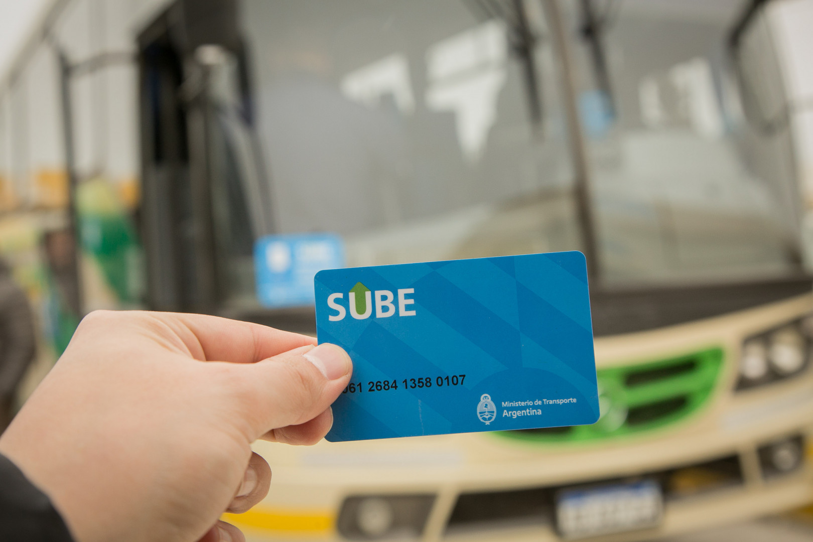 Gobierno de Milei aplica una suba del transporte público menor a la esperada