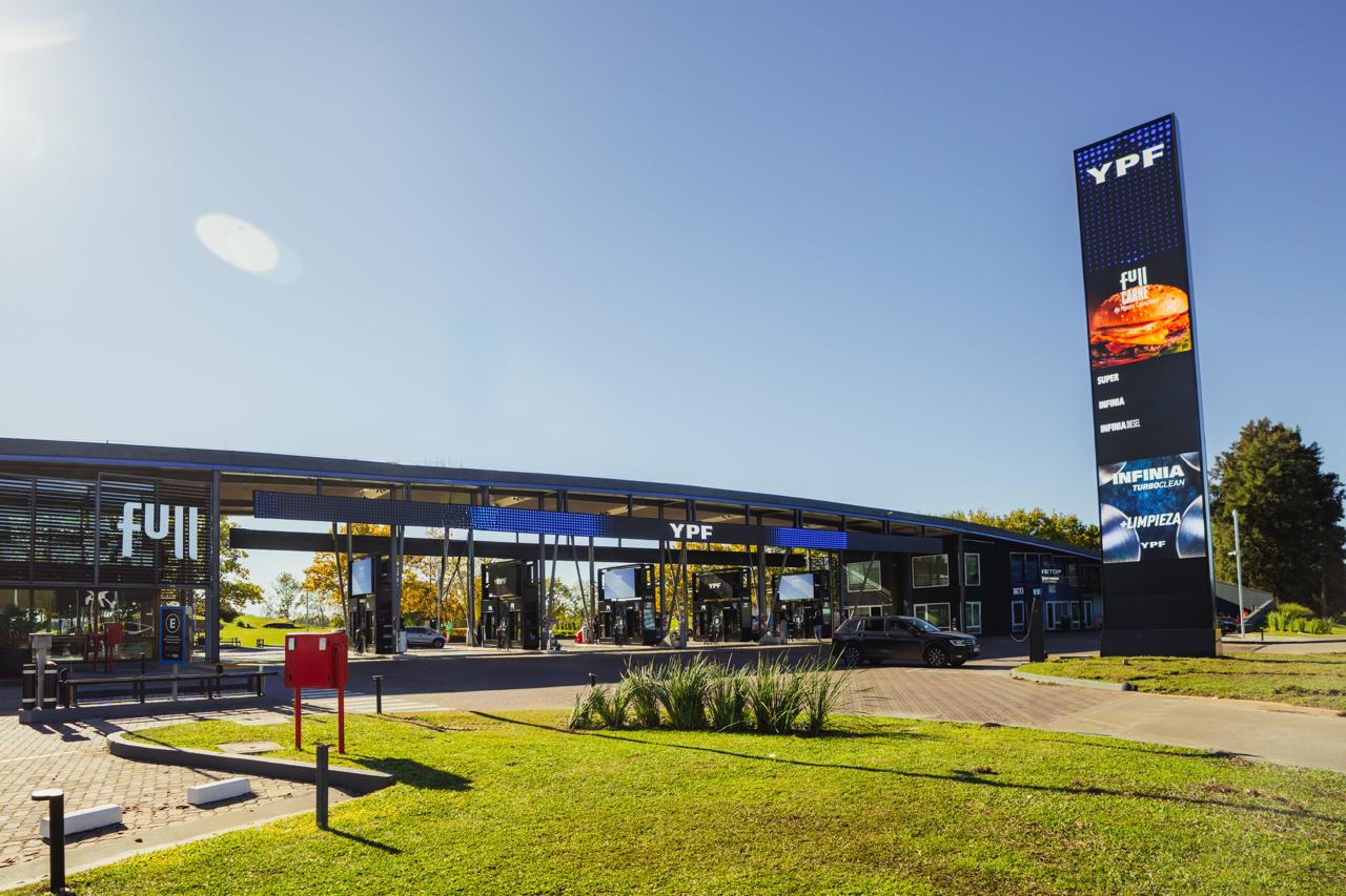 Qué son las nuevas estaciones de servicio YPF black: la estrategia “premium” de la petrolera