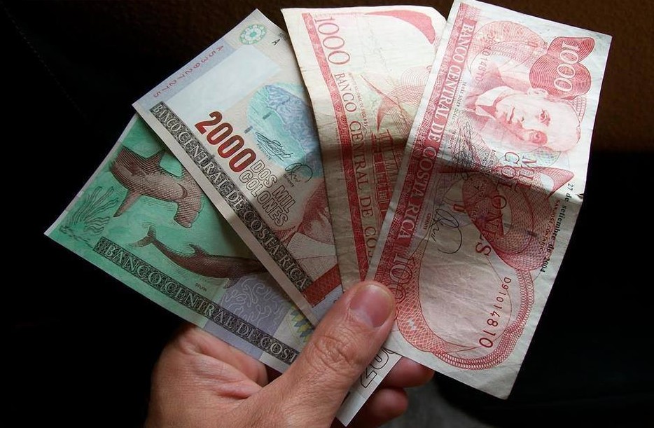 El colón lidera en fortaleza en Centroamérica, pero pone a prueba la competitividad de Costa Rica