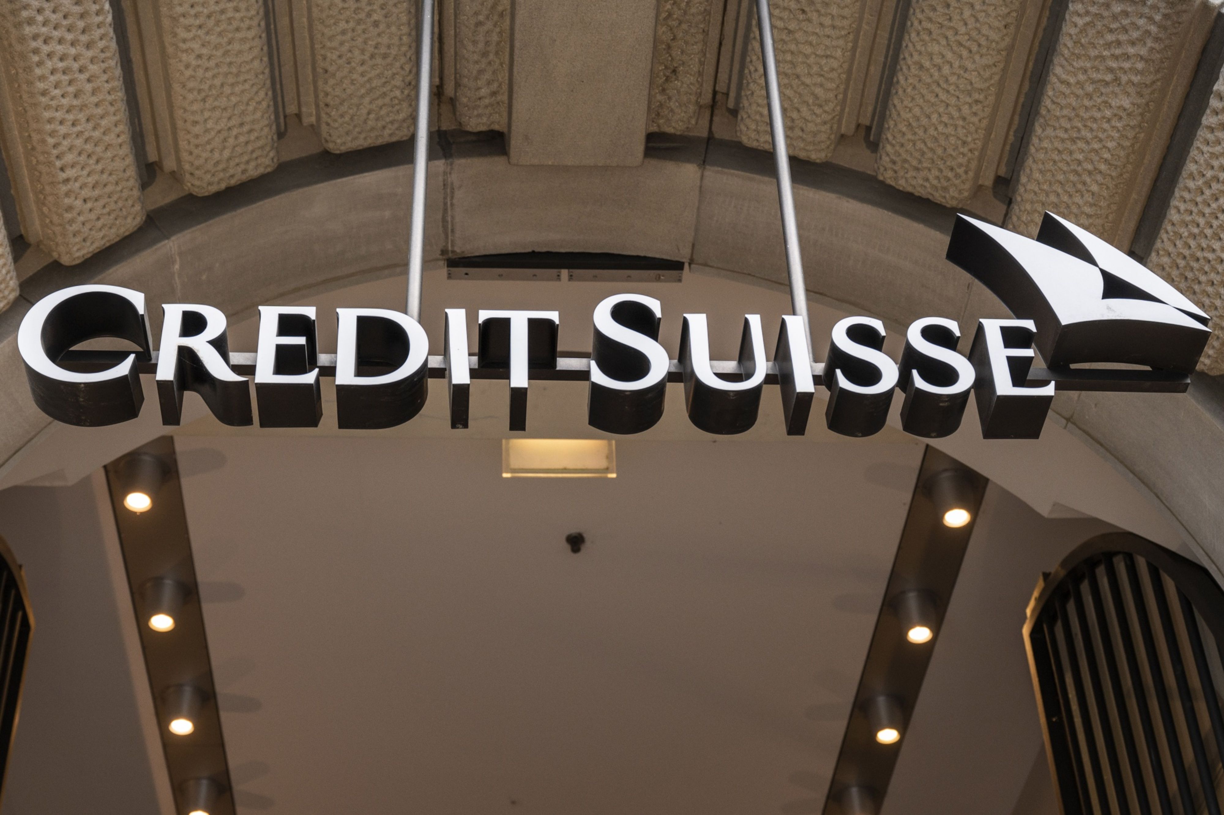 Banqueiros do Credit Suisse lutam para manter empregos no UBS, dizem fontes, Empresas