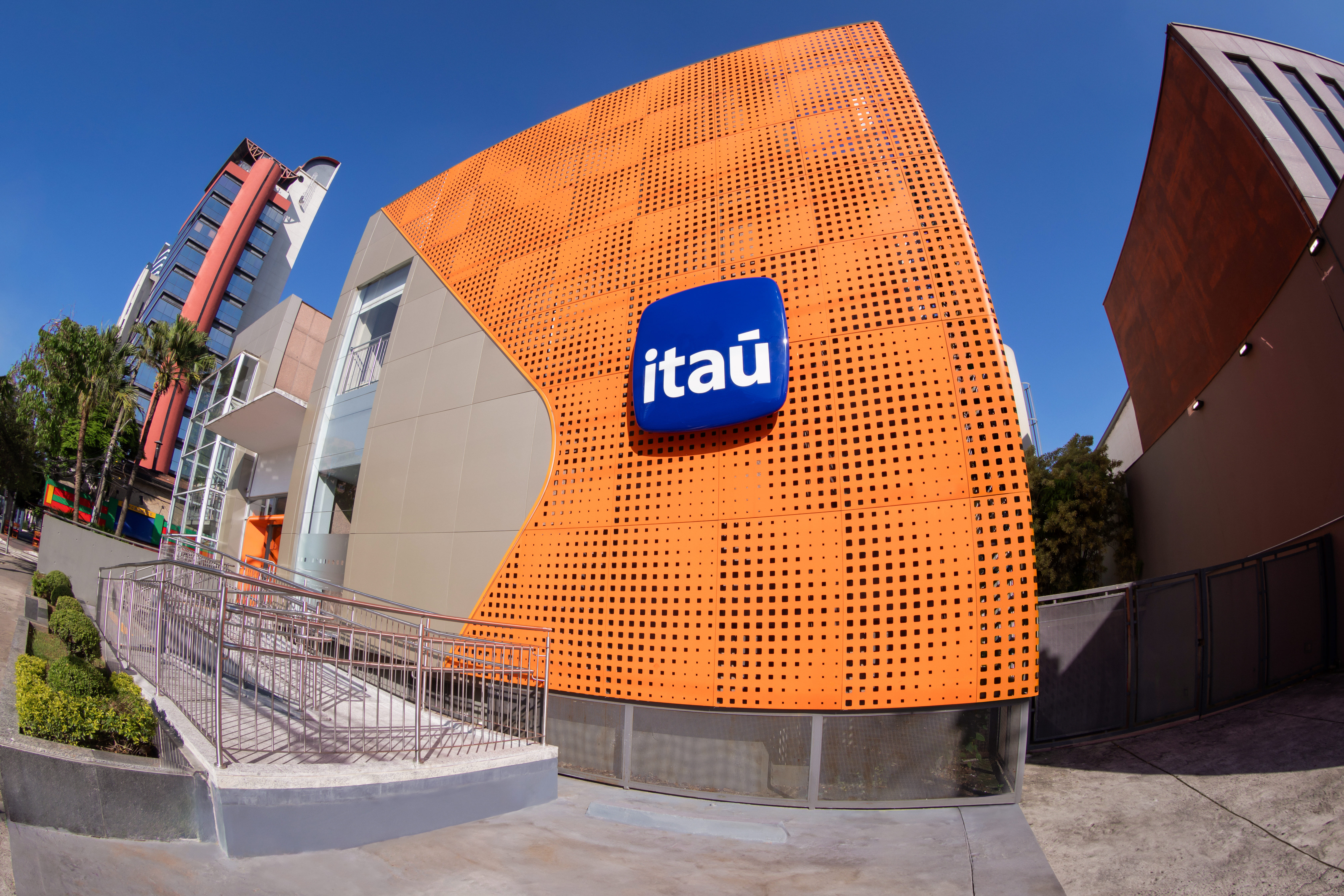 Para o Itaú, ciclo global do dólar tende a influenciar mais do que a eleição em 2026