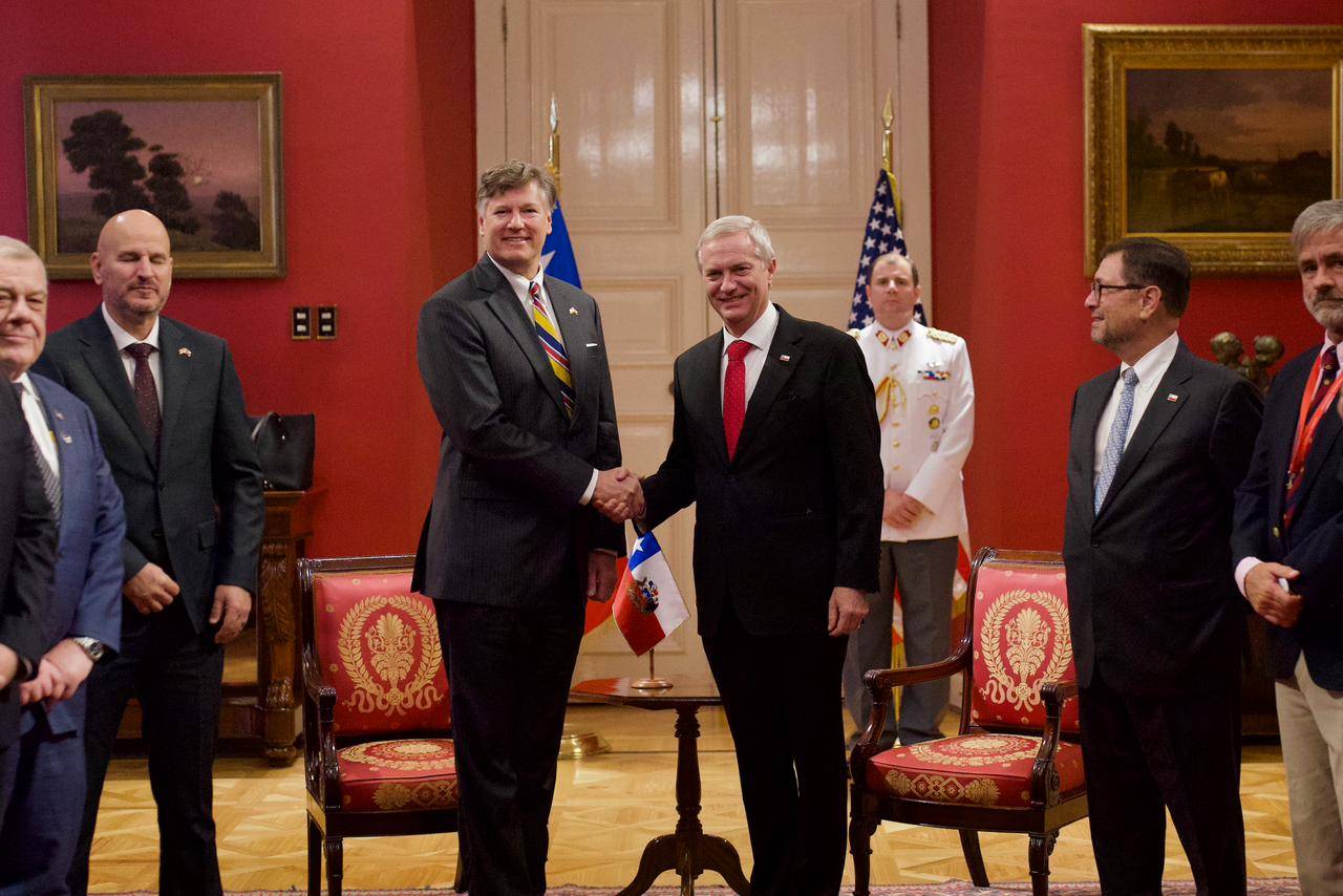 A un día de asumir, Kast firmó acuerdo con EE.UU. para tierras raras y minerales críticos