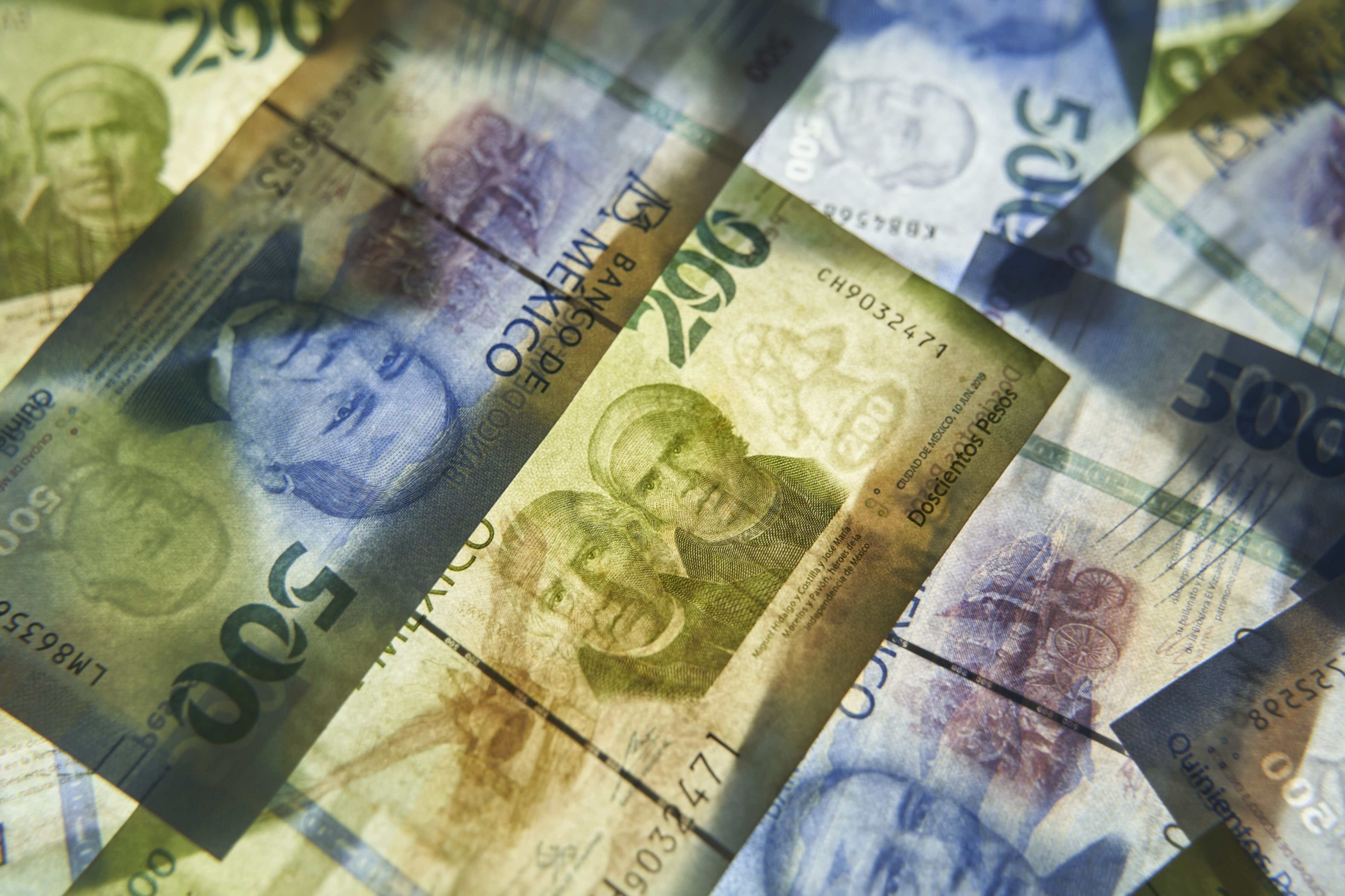 Peso mexicano cae con fuerza ante el dólar y encabeza pérdidas entre monedas emergentes
