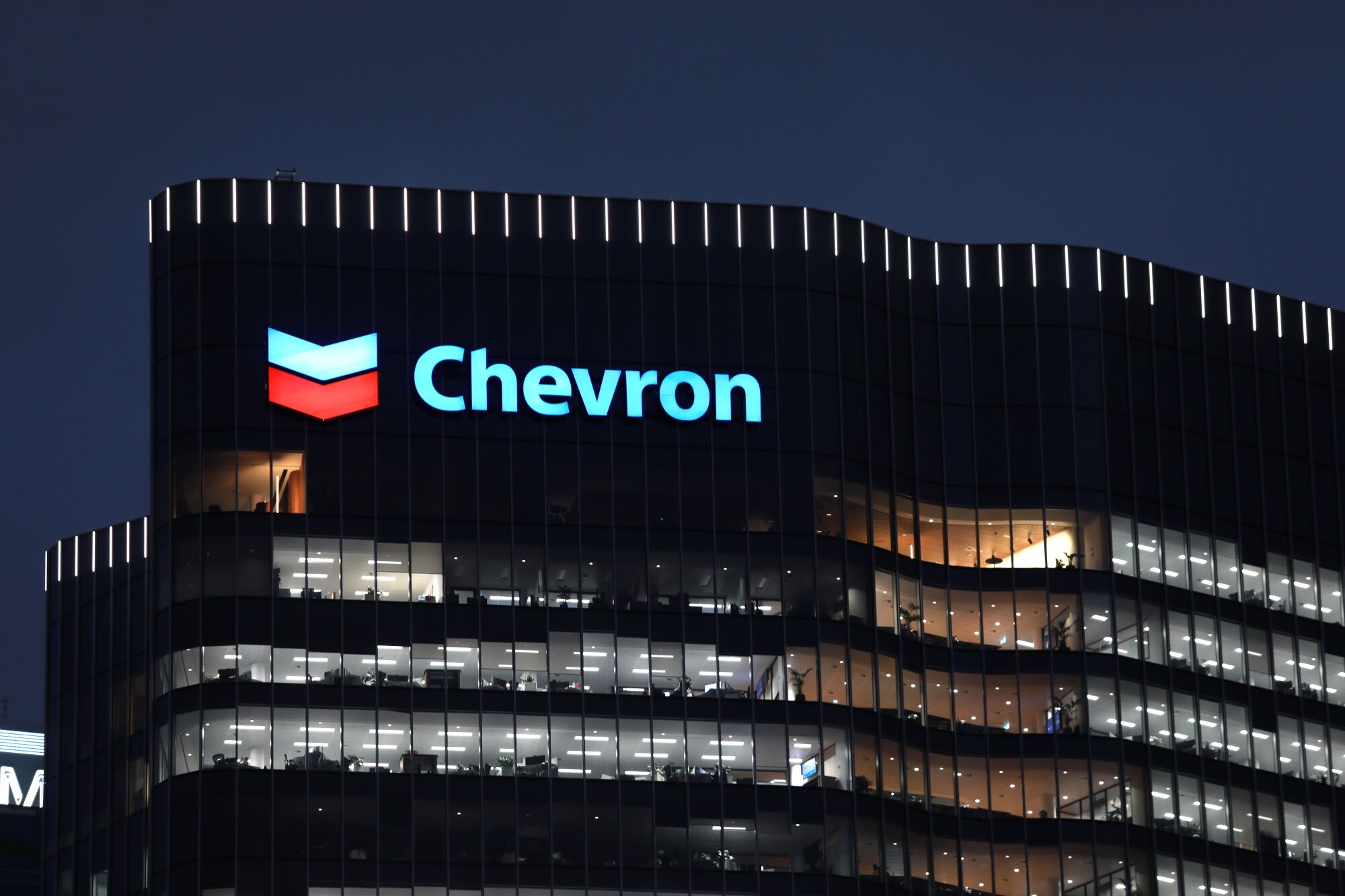 Dólares de Chevron enfrían la inflación en Venezuela hasta su nivel más  bajo en una década, image size:2000x1333