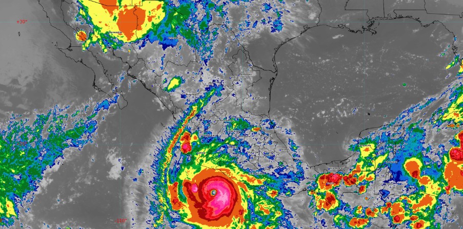Huracán Polo regresa a categoría 5 mientras avanza por las costas del Pacífico de México Huracán Polo regresa a categoría 5 mientras avanza por las costas del Pacífico de México