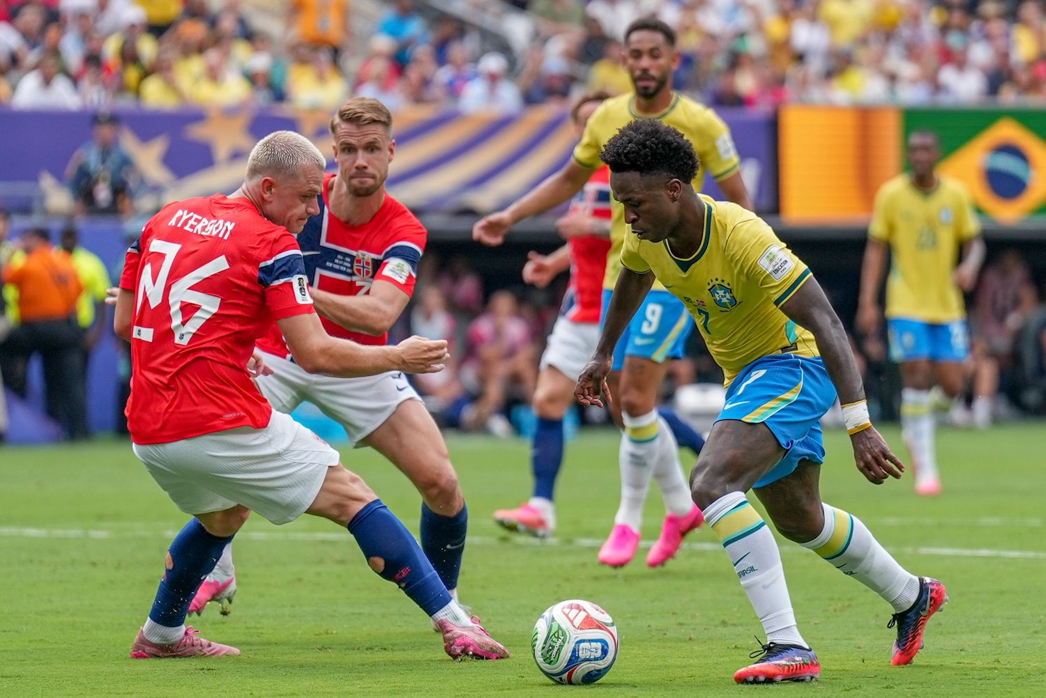 Seleção brasileira cai nas oitavas e completa 24 anos sem vencer a Copa do Mundo Seleção brasileira cai nas oitavas e completa 24 anos sem vencer a Copa do Mundo