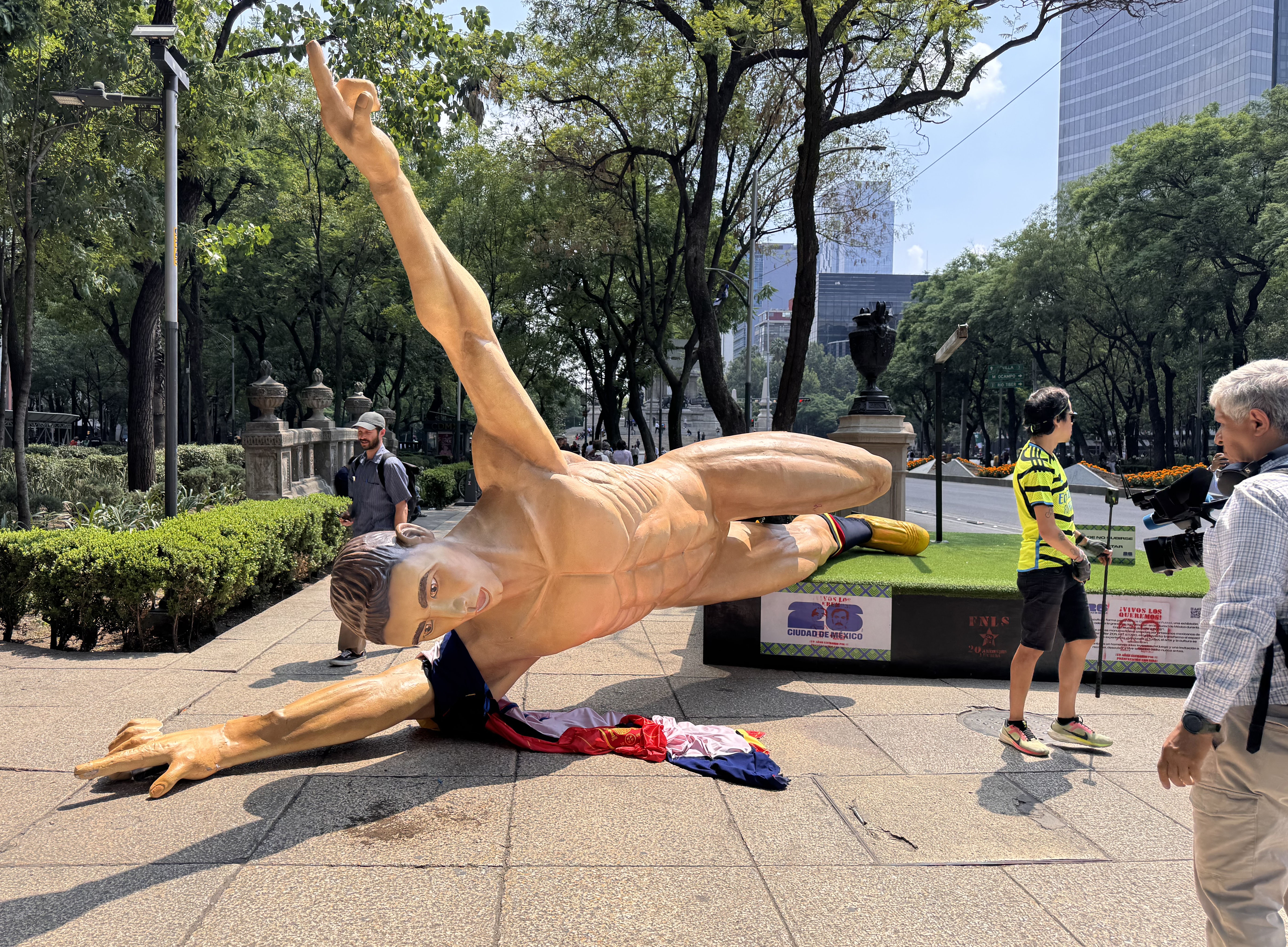 Maestros agudizan huelga en México con bloqueos viales y daños a decoraciones del Mundial