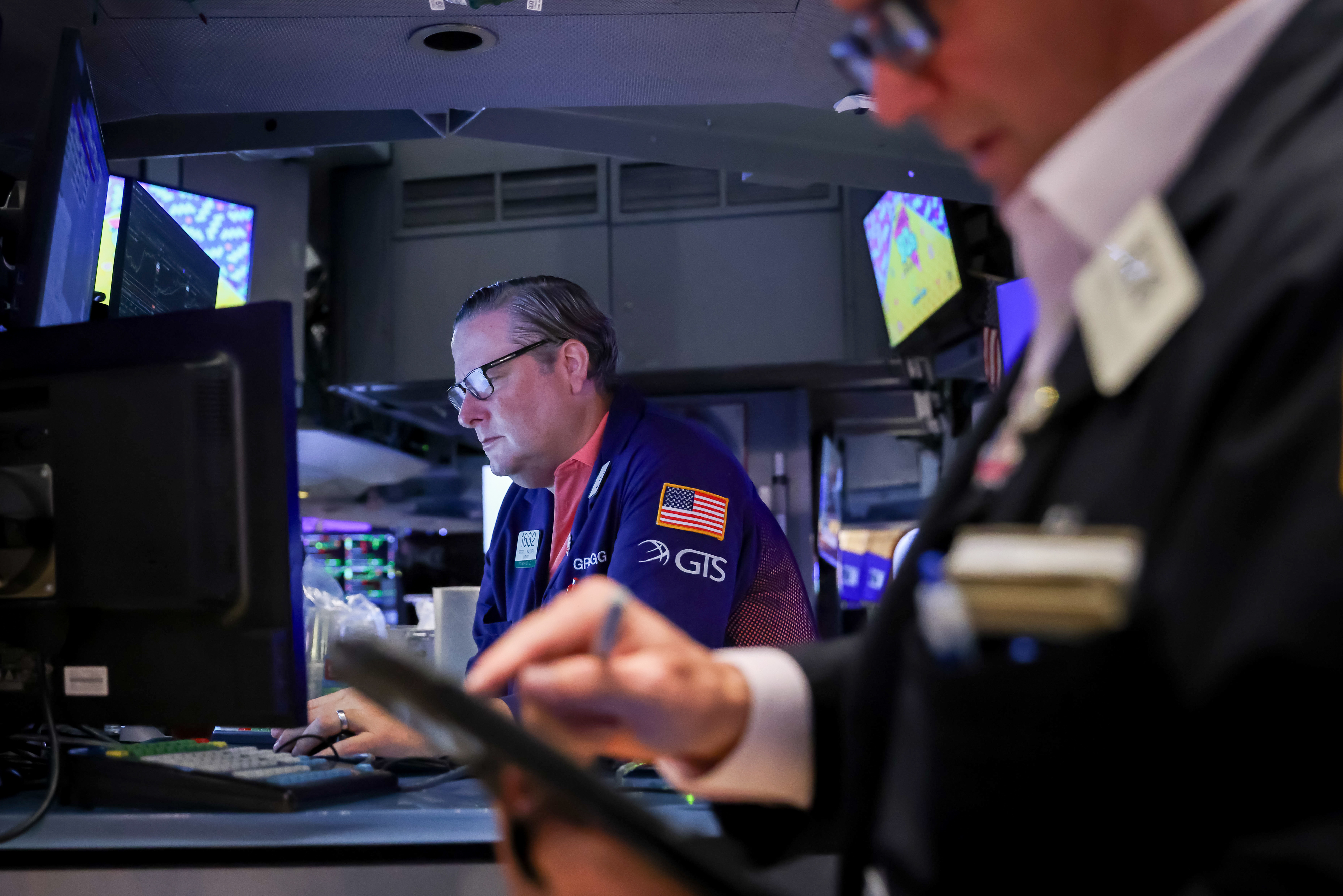 Wall Street cierra al alza: los bonos dan tregua, el bitcoin y el oro saltan, mientras el dólar cae