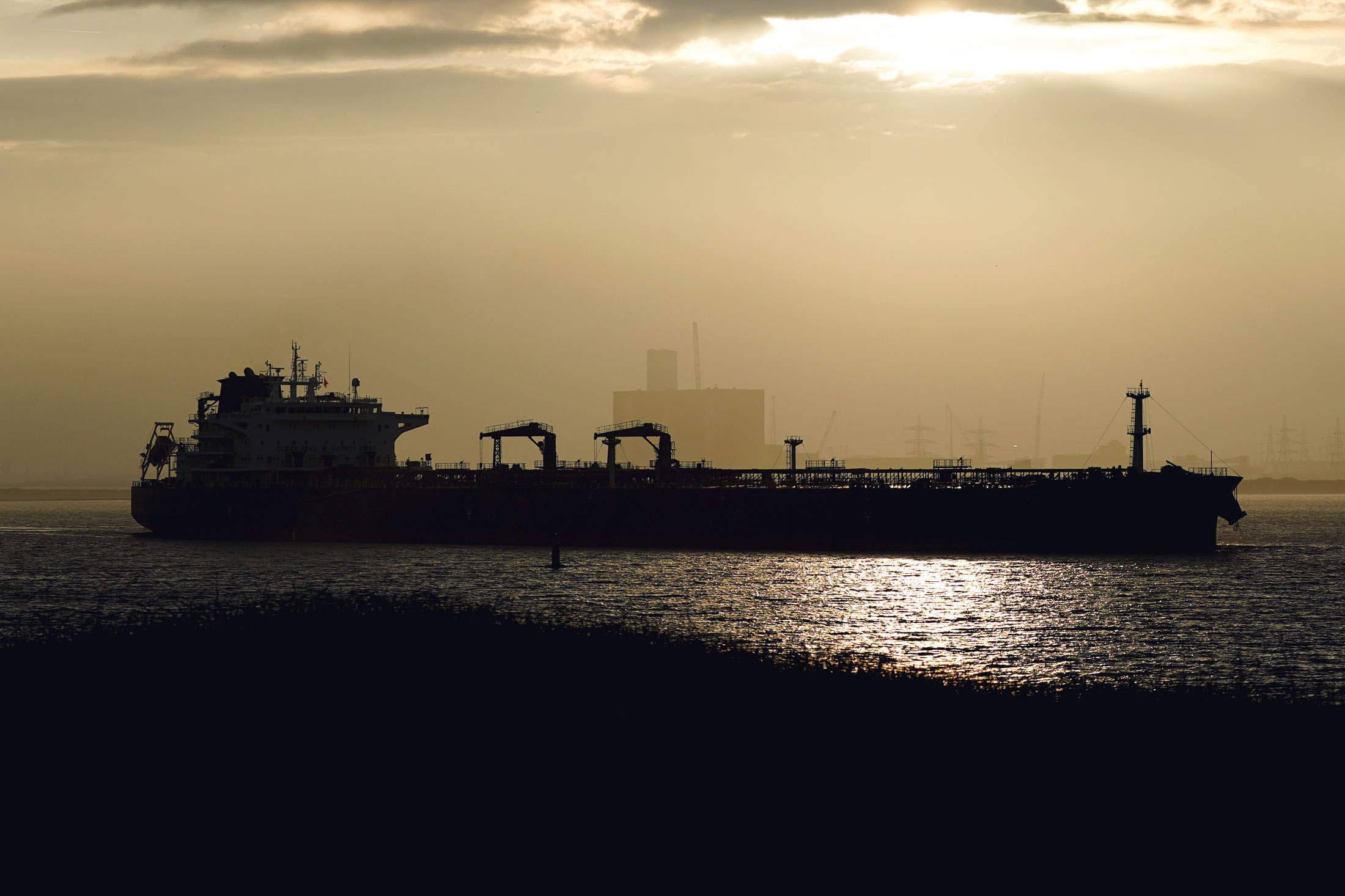 Ibovespa sobe com impulso das ações da Petrobras e do petróleo; dólar cai a R$ 5,15