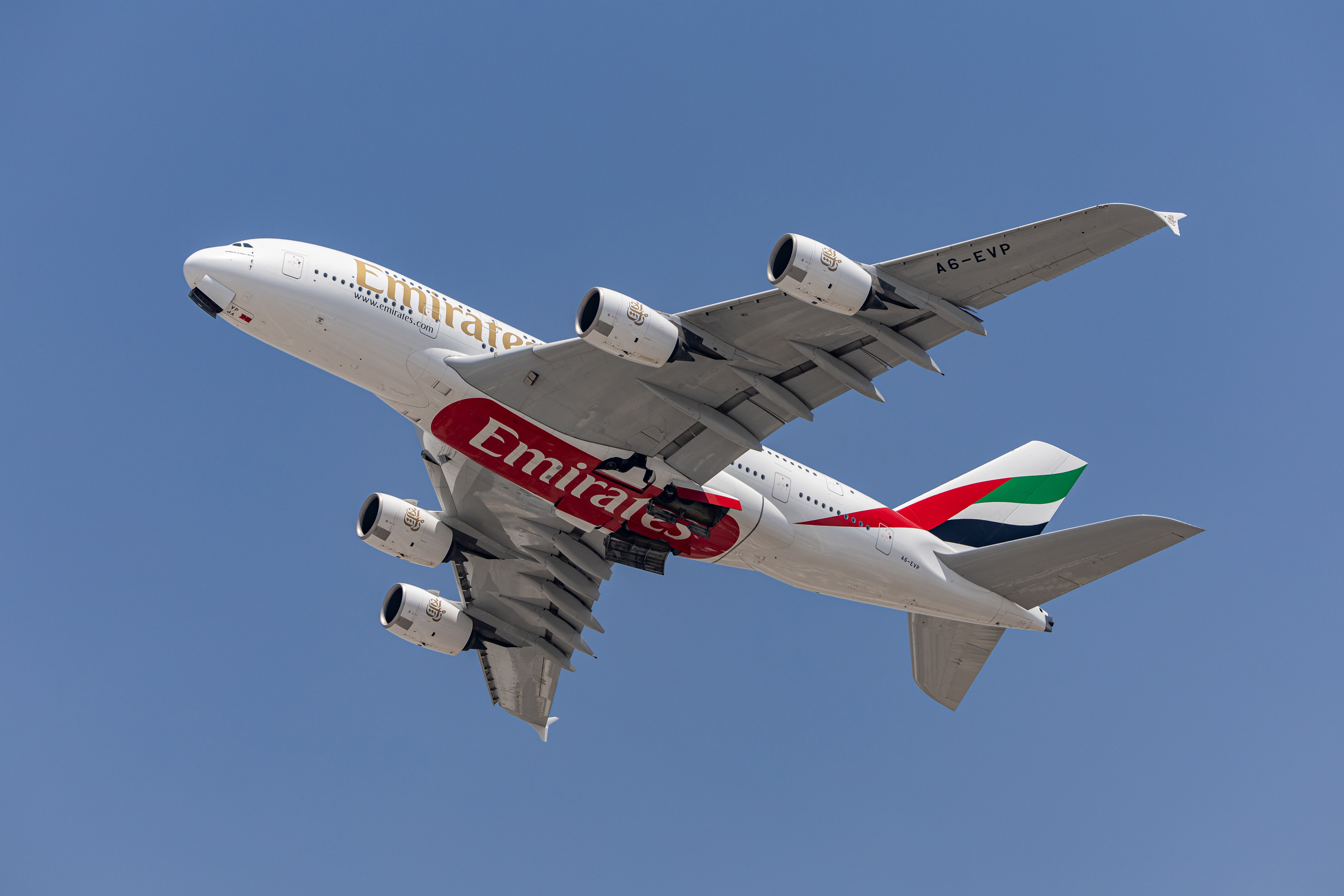 Emirates, Qatar y Etihad suspenden vuelos tras ataques a bases de EE.UU. en el Golfo