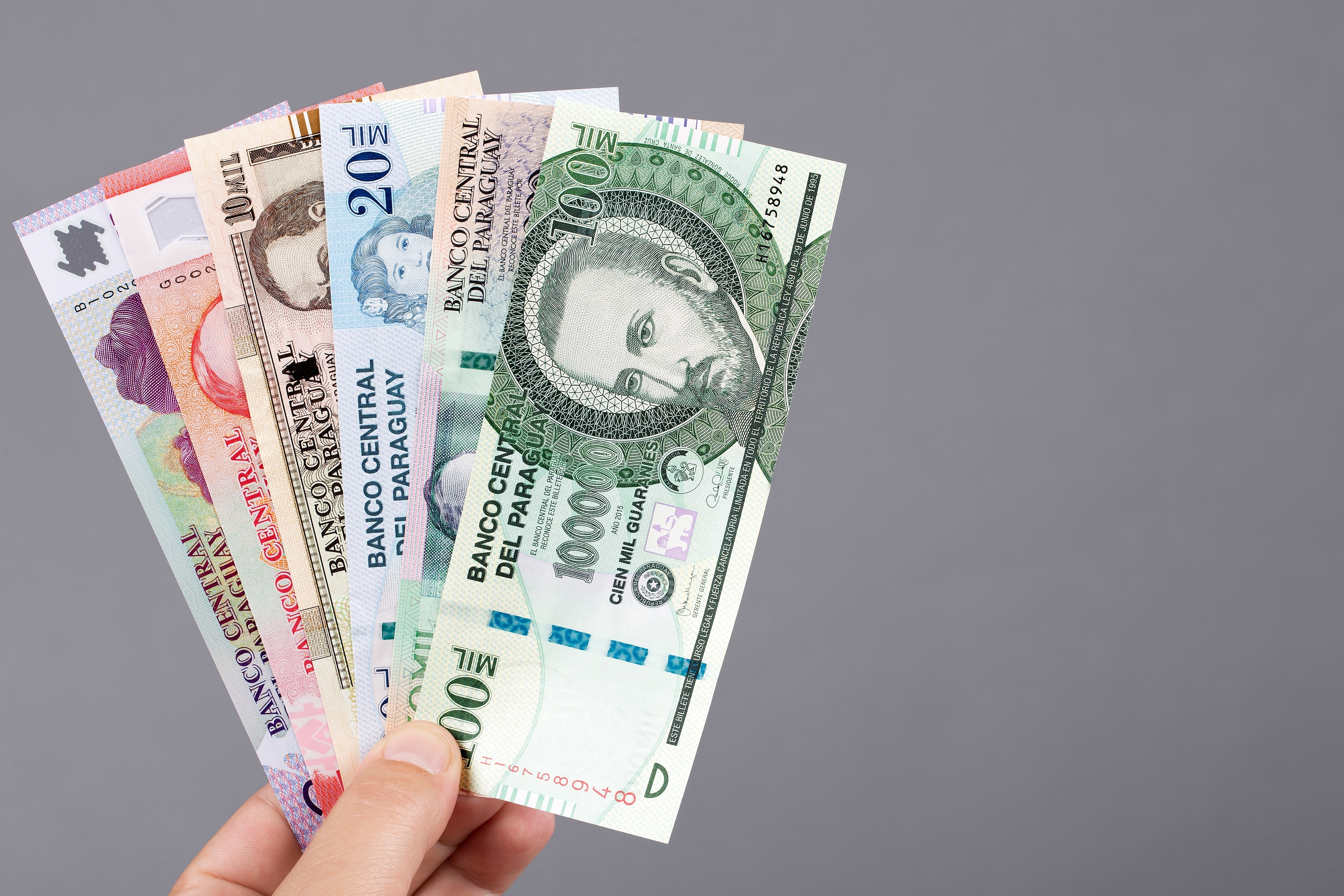 Esta moeda ameaça destronar o peso colombiano como a mais valorizada da região em 2026