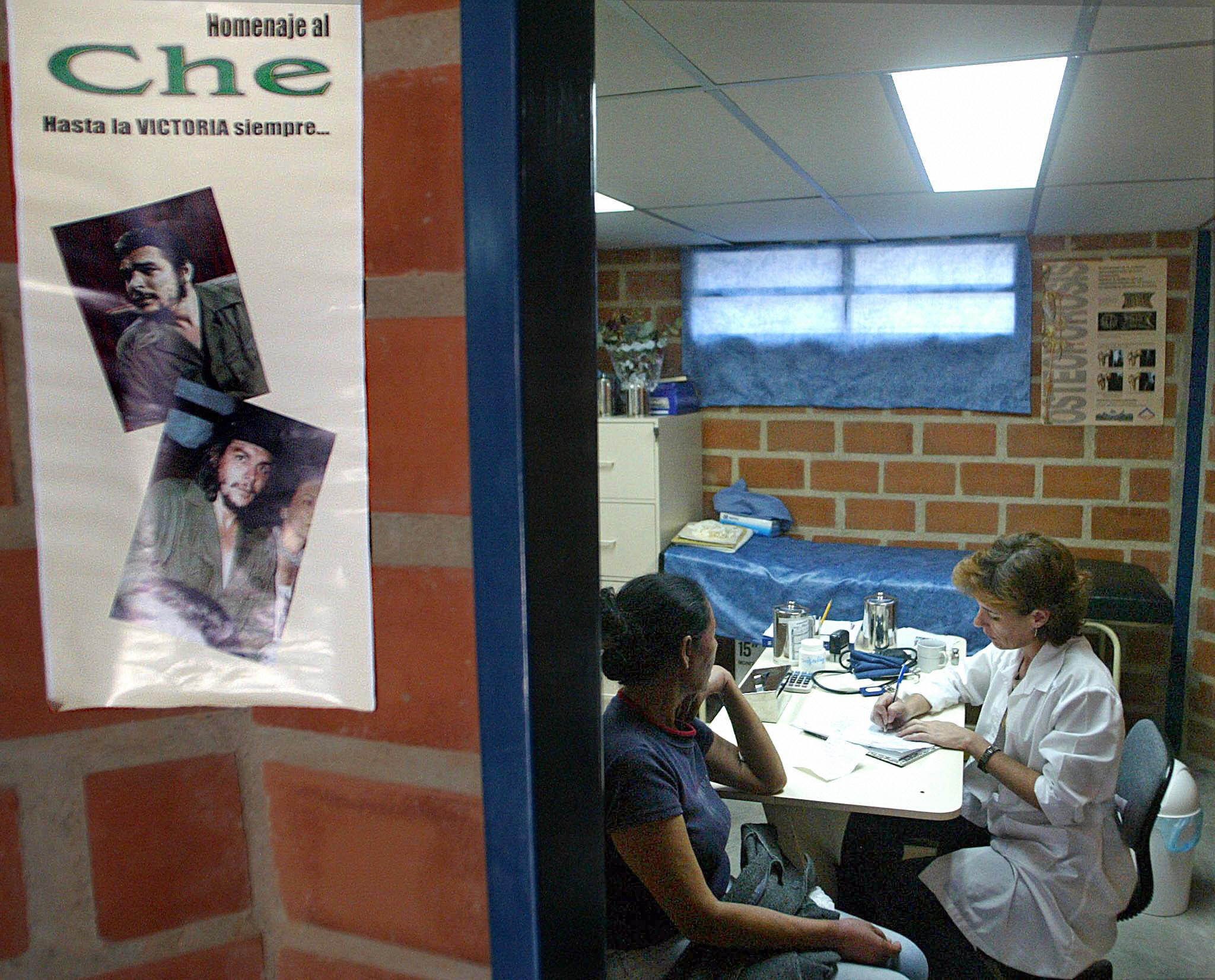 Éxodo de médicos cubanos agrava crisis de salud en Venezuela: presión de EE.UU. acelera salidas Éxodo de médicos cubanos agrava crisis de salud en Venezuela: presión de EE.UU. acelera salidas