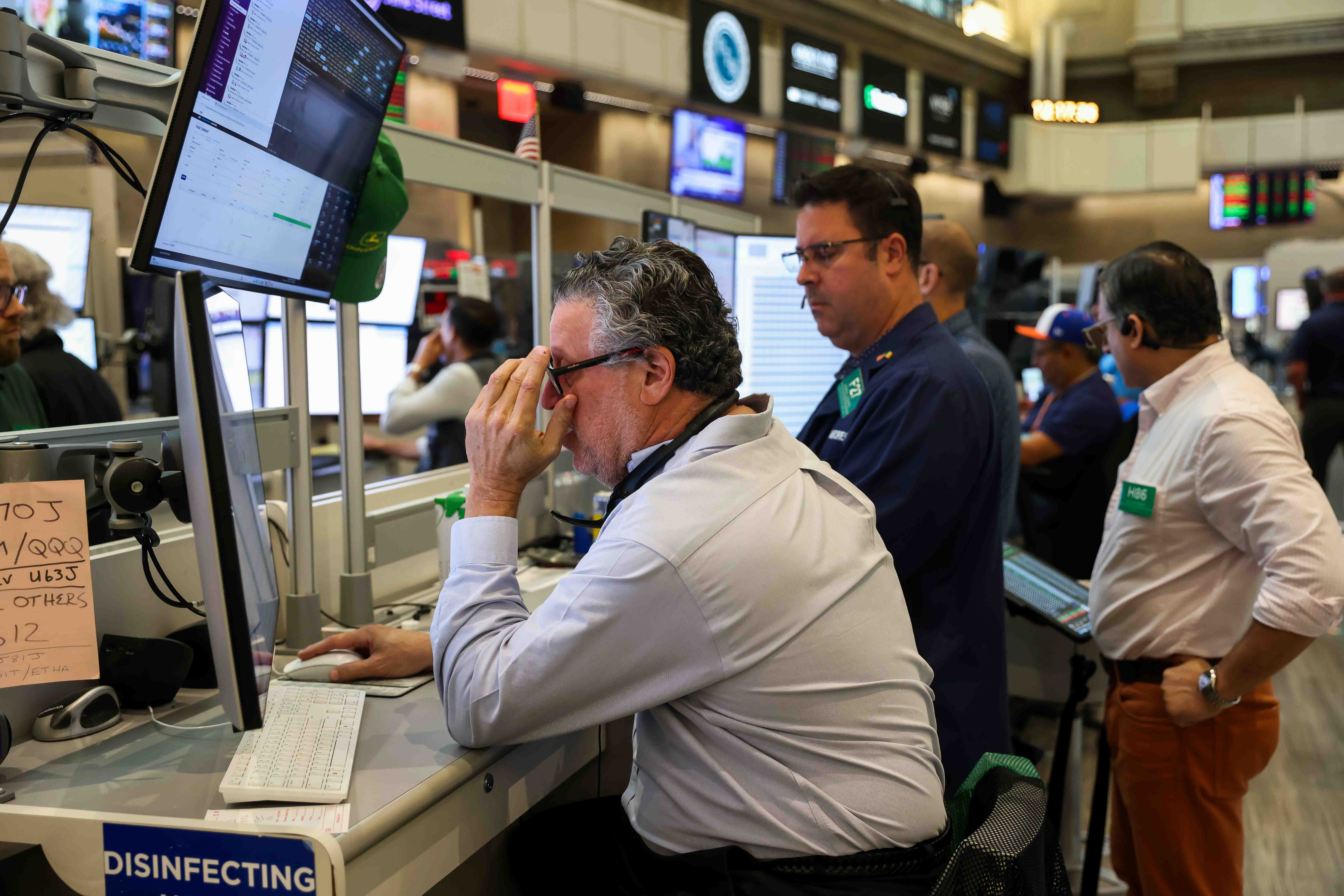 Temores por la IA golpean a Wall Street mientras el petróleo y los bonos aumentan la presión