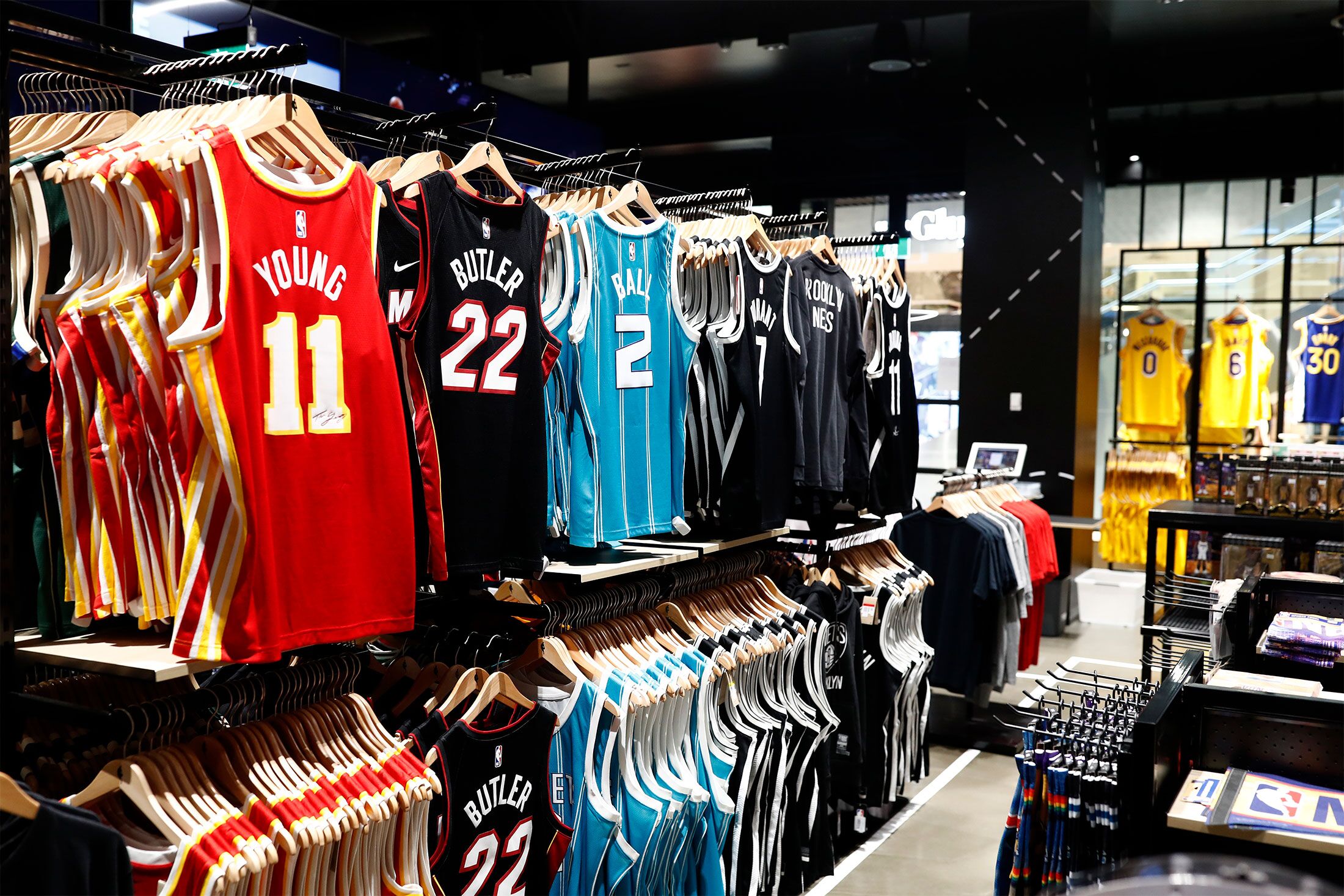 NBA ganha mais fãs fora dos EUA e acelera expansão com lojas no