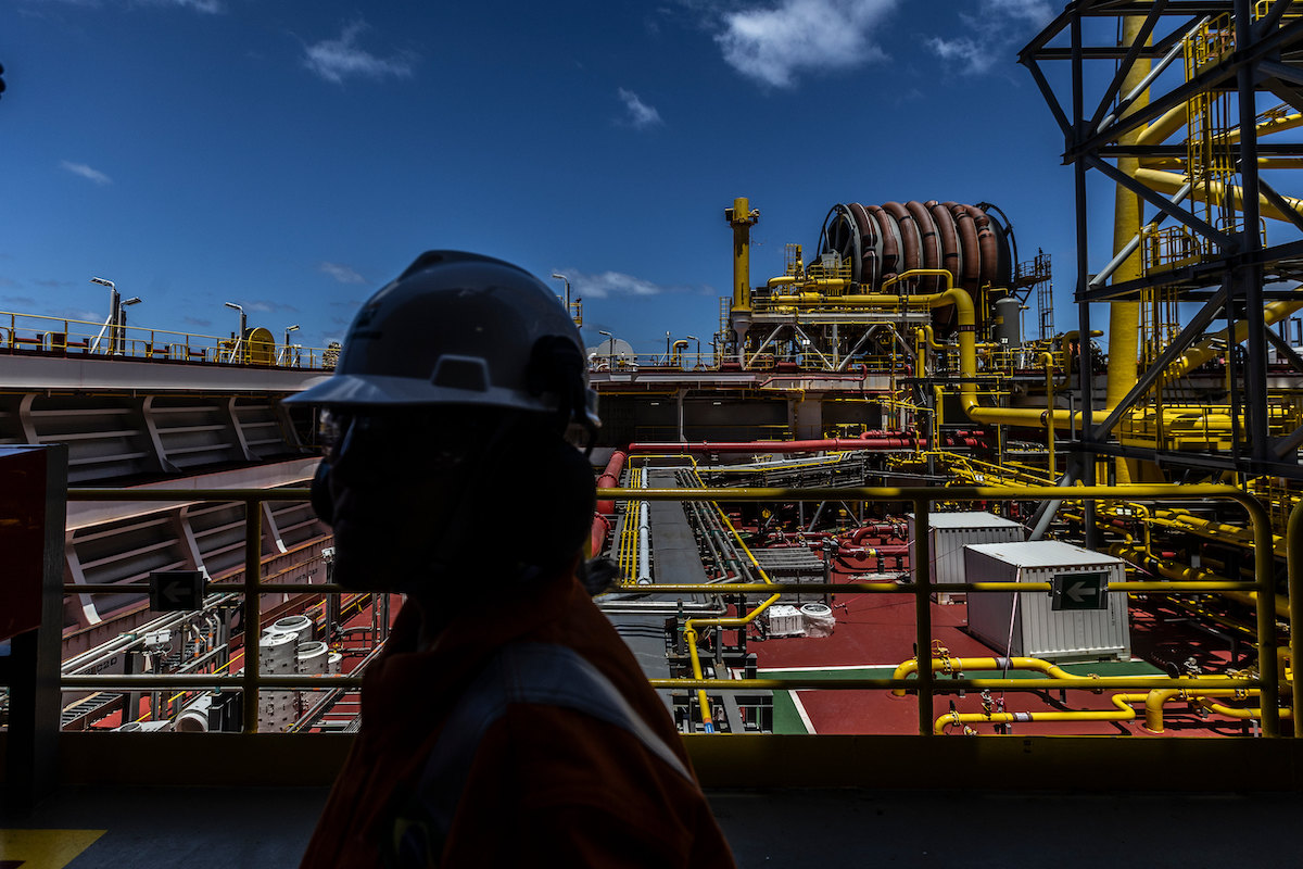 Ibovespa sobe mais de 1% com impulso das ações da Petrobras; dólar cai a R$ 5,19