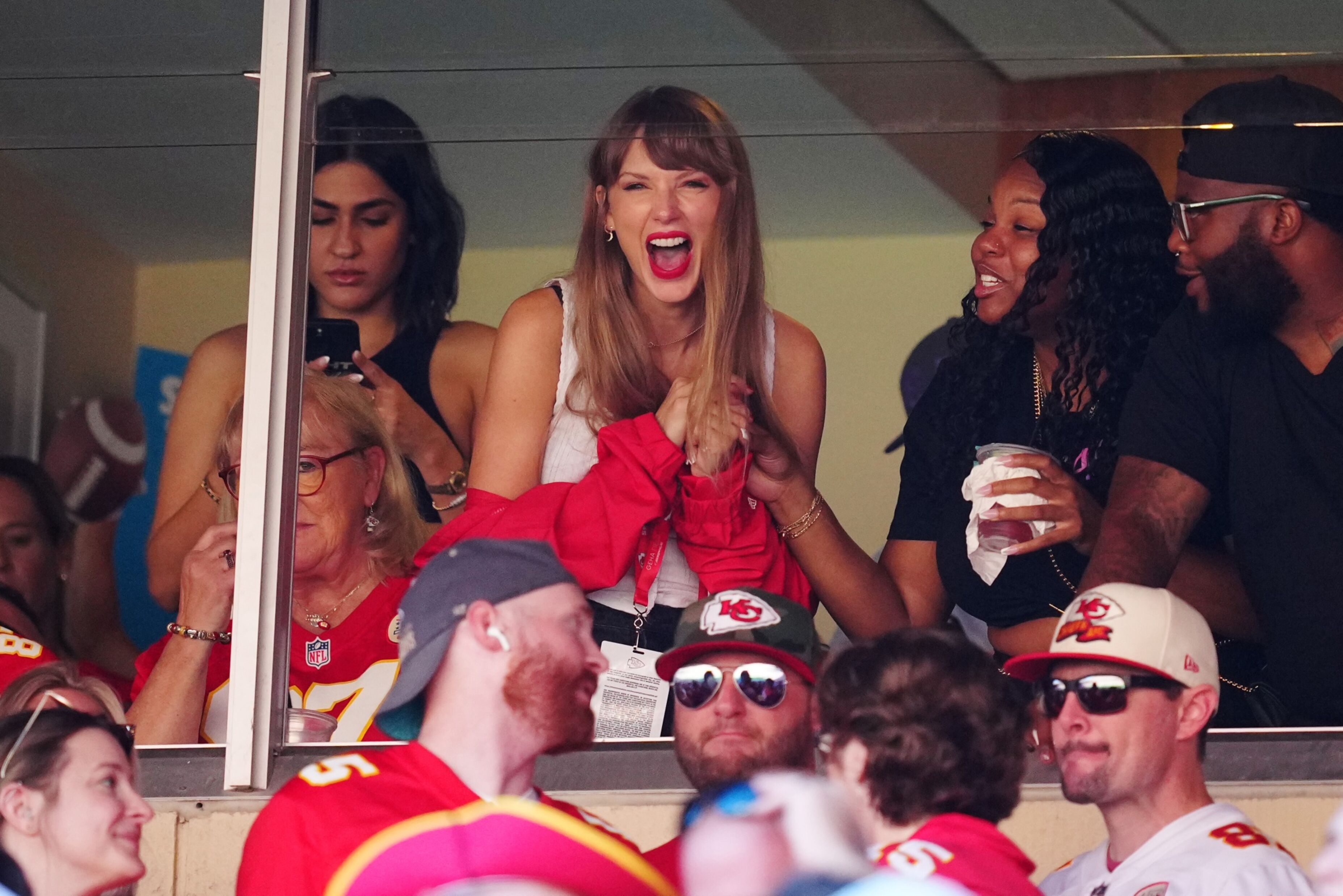 Foco em Taylor Swift durante jogos gera controversa e liga de futebol se  explica