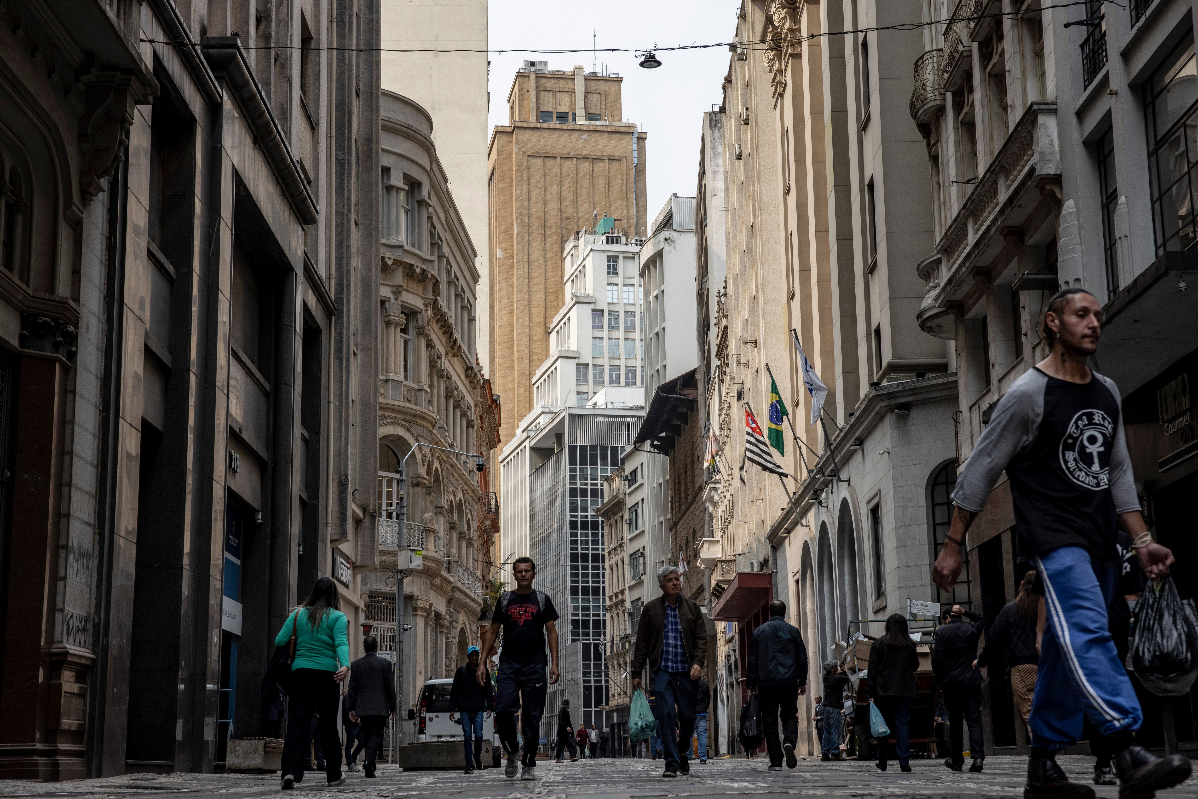 Ibovespa supera os 196.000 pontos e dólar cai a R$ 5,01 após IPCA acima do esperado