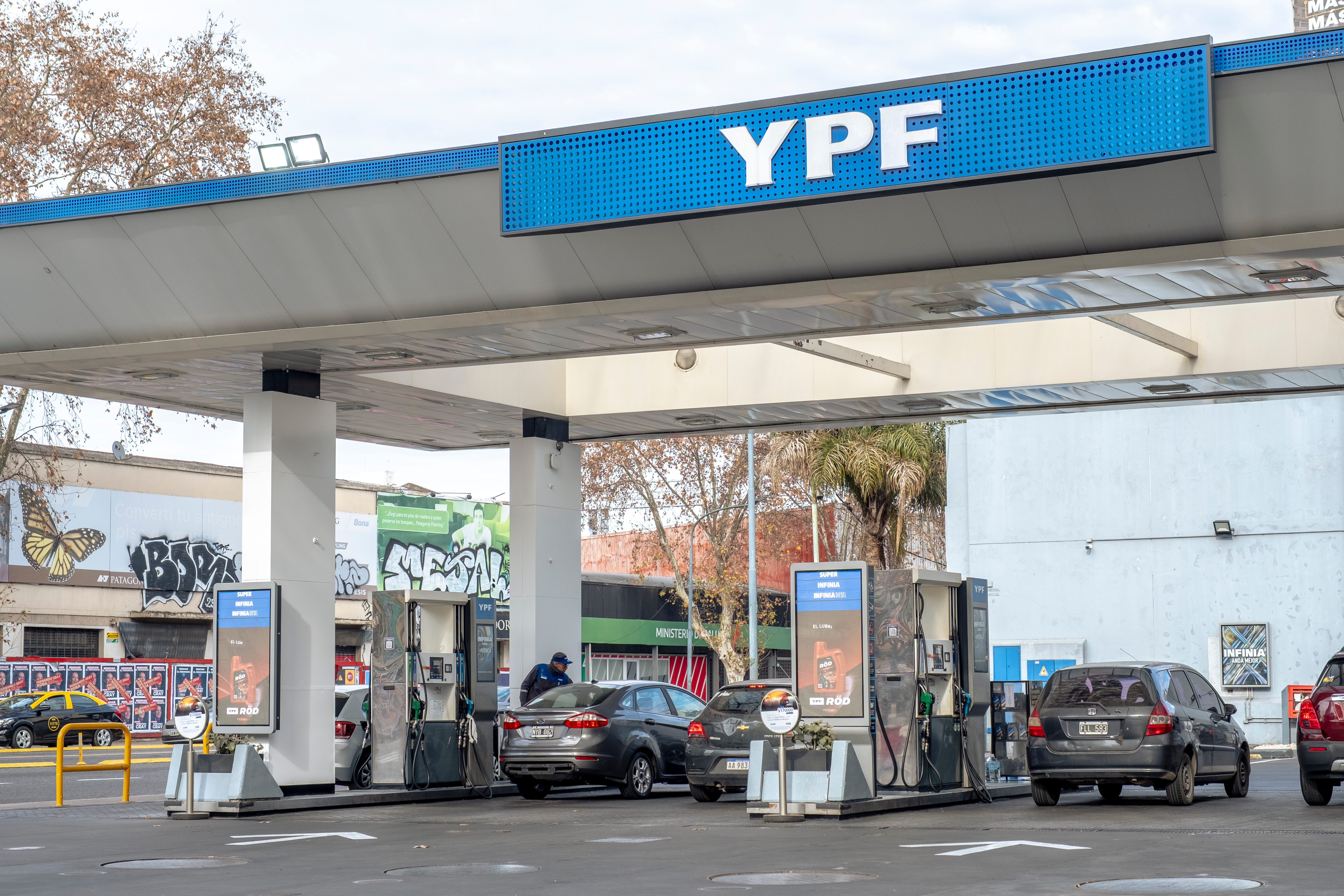 Acciones de YPF suben en Estados Unidos tras reportar ganancias por encima de lo previsto